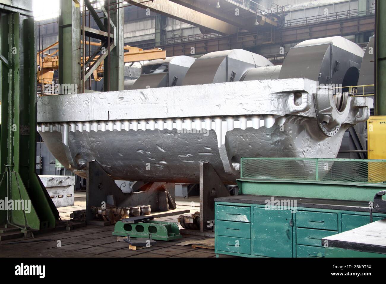 Industrielle Produktion von Turbinen für die Schwerindustrie. Riesige Komponenten von Stahlturbinen. Industrie. Herstellung von Wasserturbinen. Die riesige Maschine turbi Stockfoto
