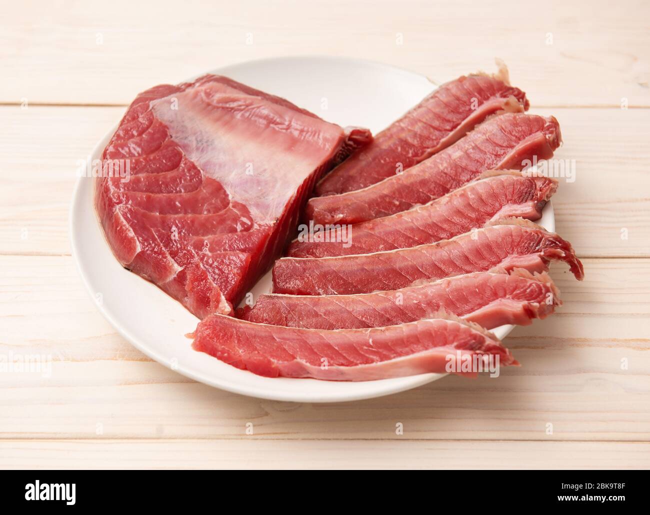 Nahaufnahme eines rohen Thunfischsteaks Stockfoto