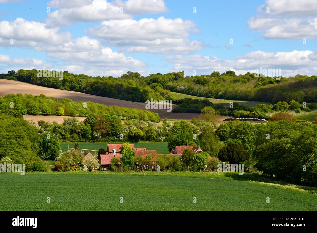 Blick auf Landhäuser, eingebettet zwischen den Hügeln und Tälern, in der West Wycombe Landschaft, Buckinghamshire, Großbritannien. Chiltern Hills. Stockfoto