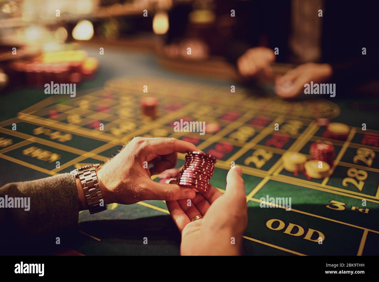 Chips in den Händen der Spieler in einem Casino. Stockfoto