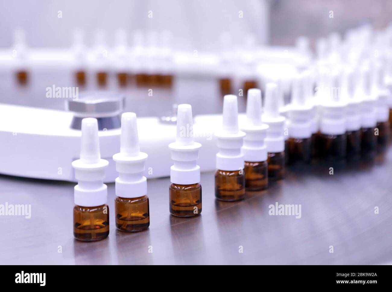 Ein Mann arbeitet in einer pharmazeutischen Fabrik. Visuelle Überwachung der Qualität der Interferonproduktion. Sterile Hormonproduktionslinie. Stockfoto