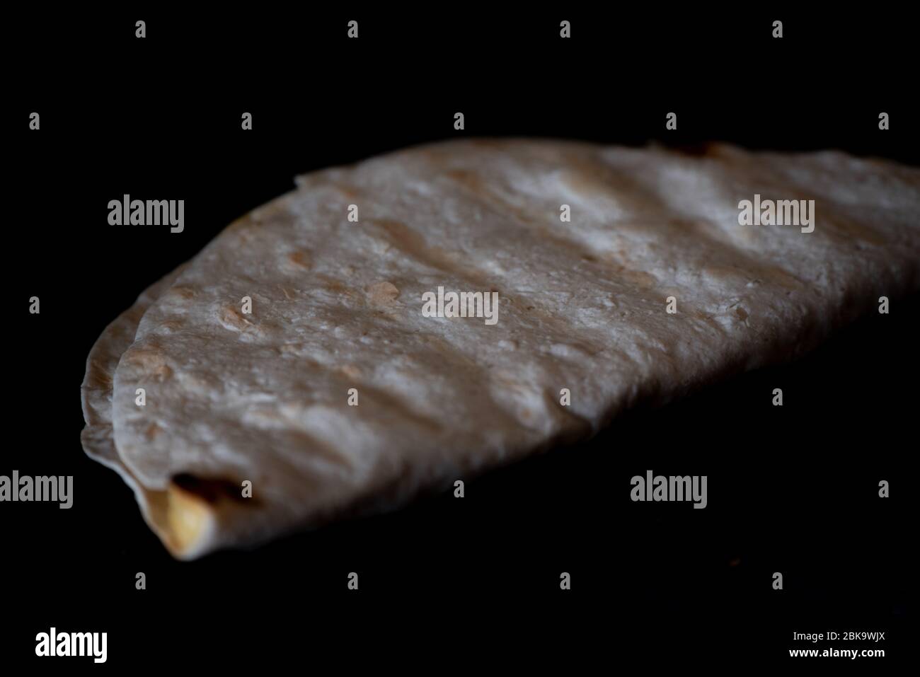 Pita, Pitta Brot mit Wurst. Pita mit Käse und Wurst. Food-Fotografie Stockfoto