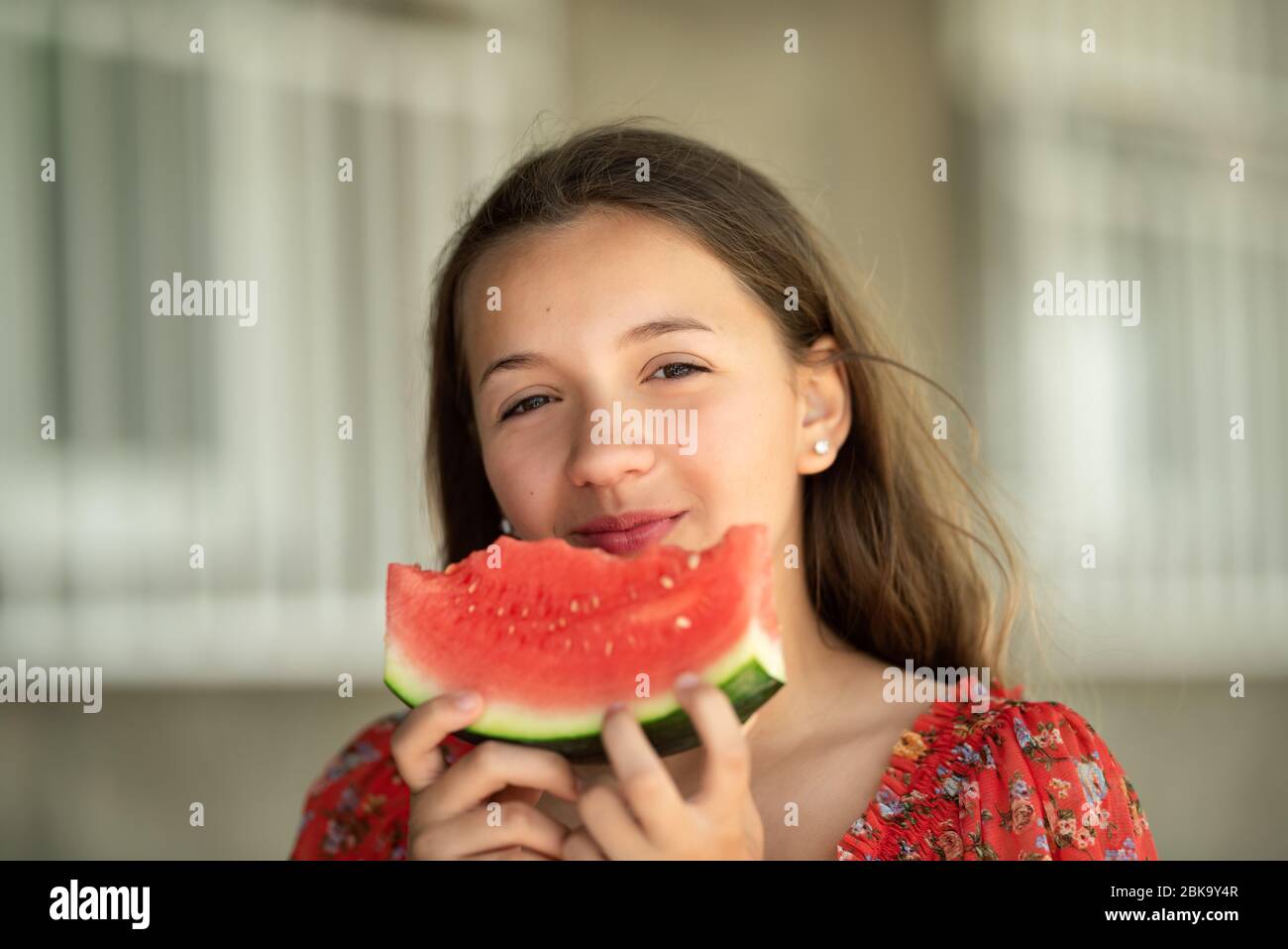 Porträt eines jungen Mädchens Brünette mit Wassermelone, Sommer im freien Stockfoto