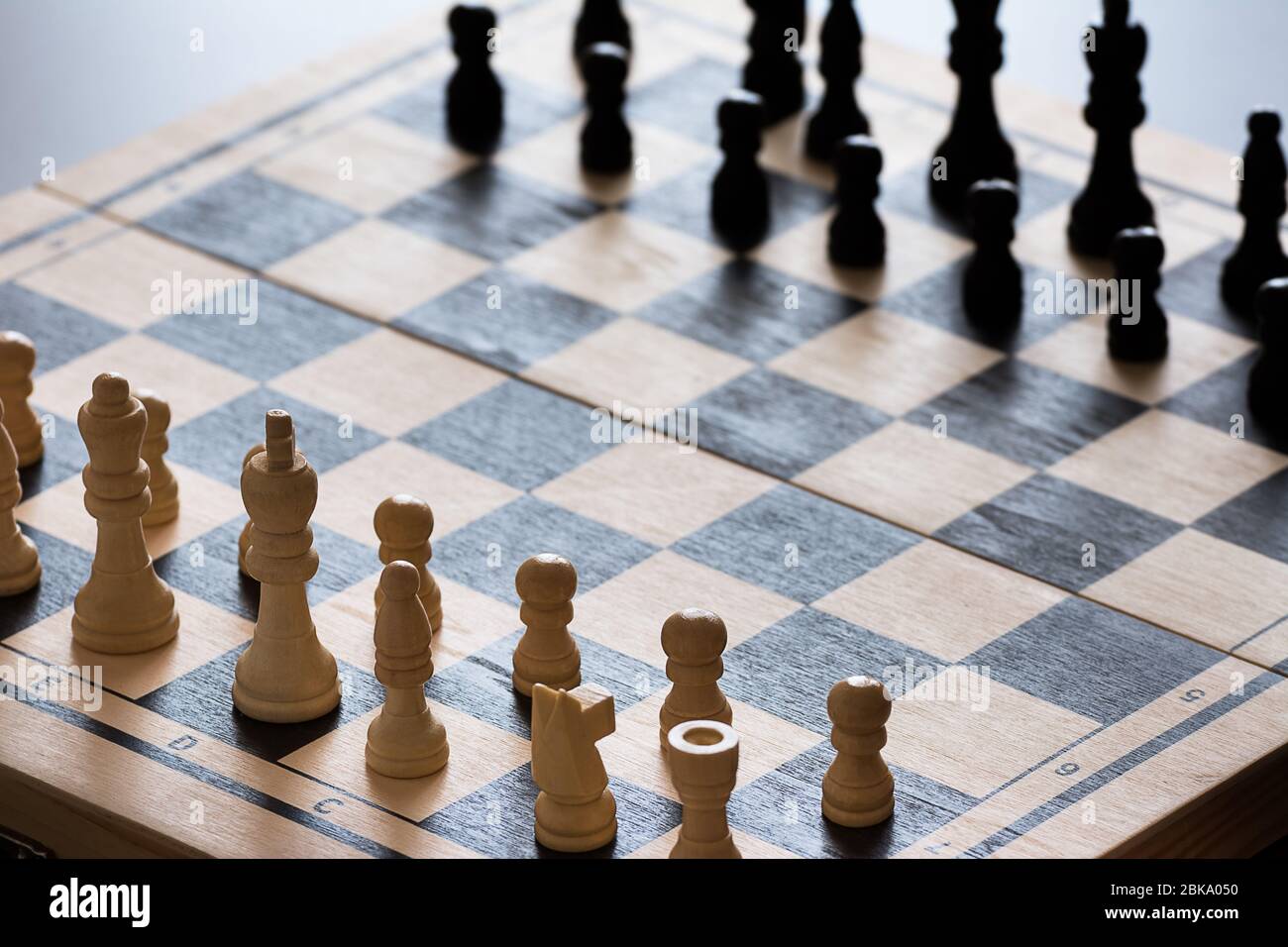 Ansicht des Schachbretts mit Schachfiguren auf rustikaler Holzfläche Stockfoto