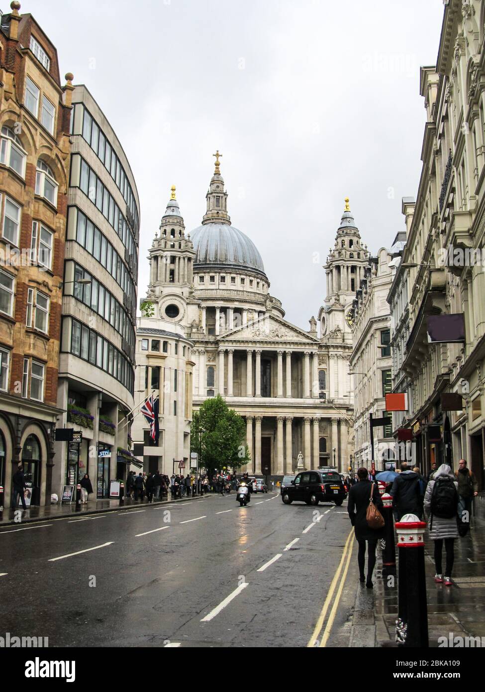 St Paul’s Cathedral, London, vom Ludgate Hill aus gesehen, mit Wohnungen und Bürogebäuden aus verschiedenen Architekturepochen, die auf beiden Seiten des Gebäudes aufragen Stockfoto