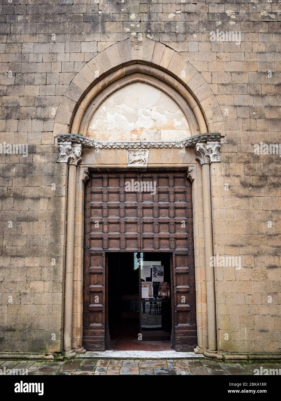 Imposantes Portal aus der Kirche San Francesco in Pienza, Italien, aus dem Jahr 1200. Stockfoto