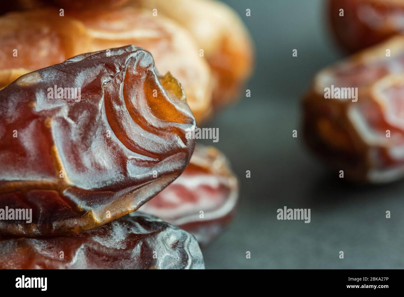 Rohes Dattobst, fertig zum Essen. Traditionelle, köstliche und gesunde ramadan-Speisen. Detailansicht. Stockfoto