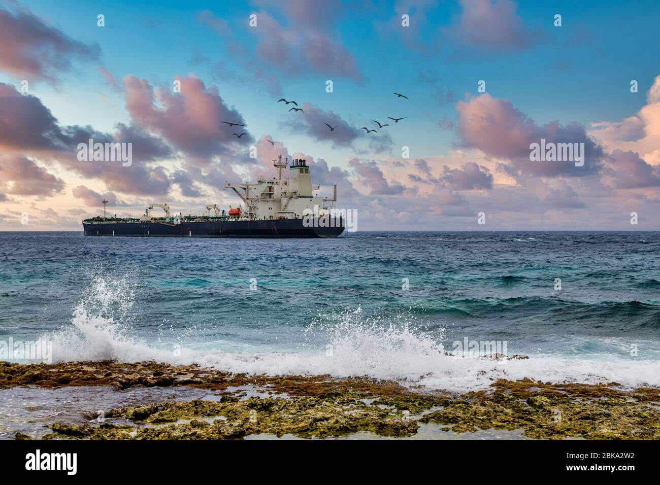 Tanker Segeln Jenseits Der Abstürzenden Brandung Stockfoto