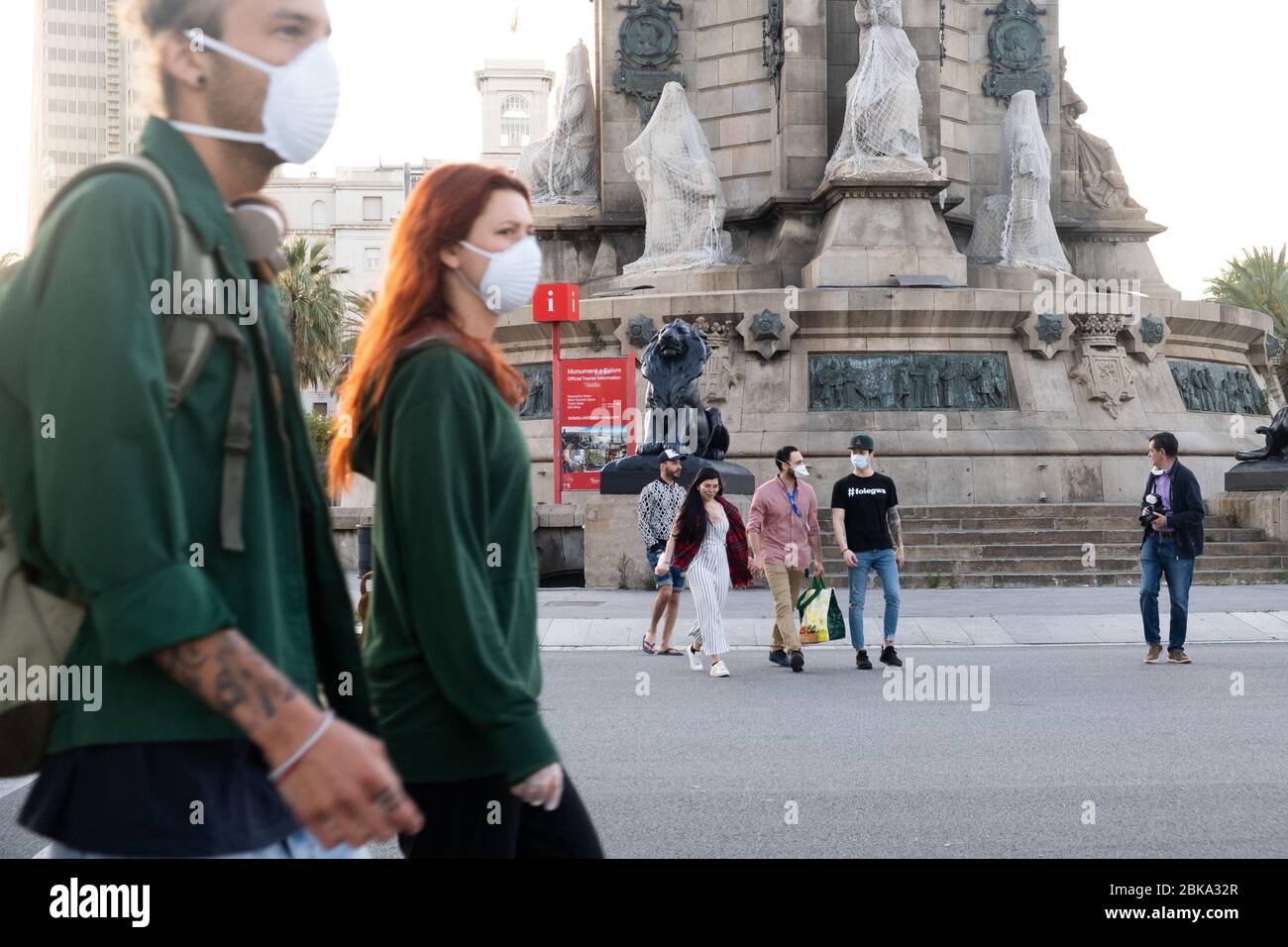 Menschen werden am ersten Tag unter den Einschränkungen des Coronavirus vorsorglich mit Gesichtsmasken auf der Straße herumlaufen sehen.nach 49 Tagen in ihren Häusern heute eingesperrt zum ersten Mal konnten Millionen Spanier auf der Straße spazieren gehen. In dieser ersten Phase der Deeskalation wurden die Bevölkerungsgruppen in Zeitbereiche unterteilt. Senioren und Menschen, die zu Fuß gehen wollen, können von 6 bis 10 Uhr morgens und von 8 bis 10 Uhr nachts, ältere Menschen von 10 bis 12 Uhr morgens und von 7 bis 8 Uhr nachmittags. Kinder können mit ihren Eltern von 12 bis 7 Jahren in der gehen Stockfoto