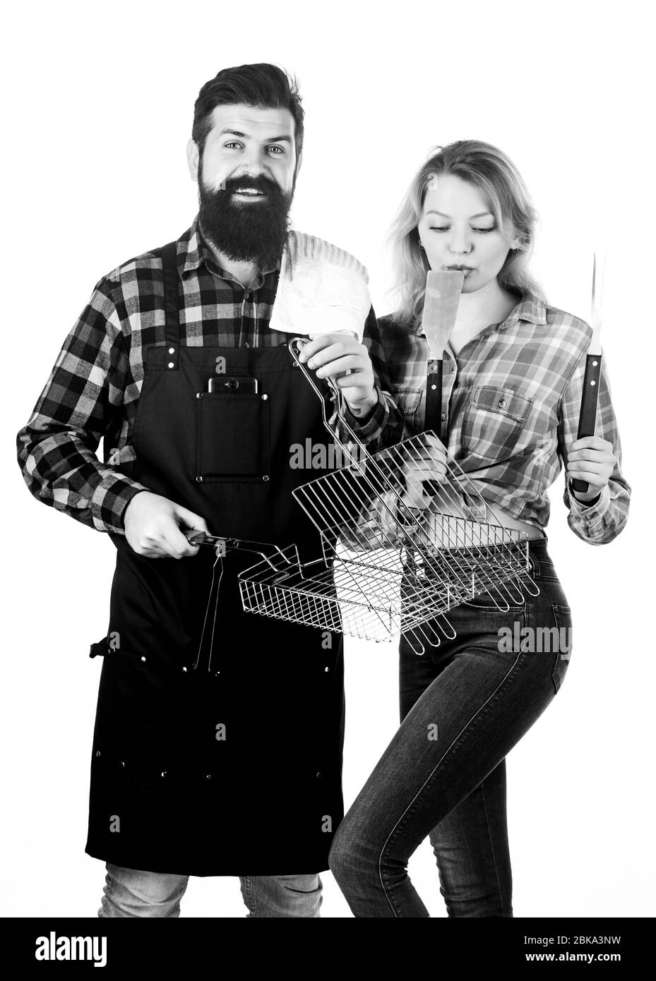 Paar in der Liebe halten Geschirr für Grill. Tools für Braten im Freien. Picknick und Barbecue. Kulinarische Konzept. Man bärtige Hipster und Mädchen für Barbecue Party bereit. Wochenende mit der Familie. Stockfoto