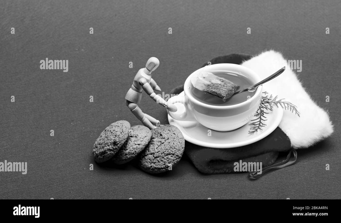 Gourmet Geschmack. Cafe Restaurant Menü. Tasse Tee auf rotem Hintergrund. Kräutertee oder grünen Tee. Keramik Tasse heiße frisch gebrühter Kaffee trinken. Health Care Volksmedizin. Warme Winter trinken. Stockfoto