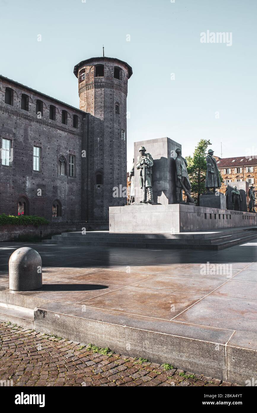 Turin, Italien, 2020. April: Die Rückseite des Palazzo Madama, gegenüber der Via Po, auf der Piazza Castello (Schlossplatz) - aufgenommen während der Pandemiesperrzeit von Covid-19 Stockfoto