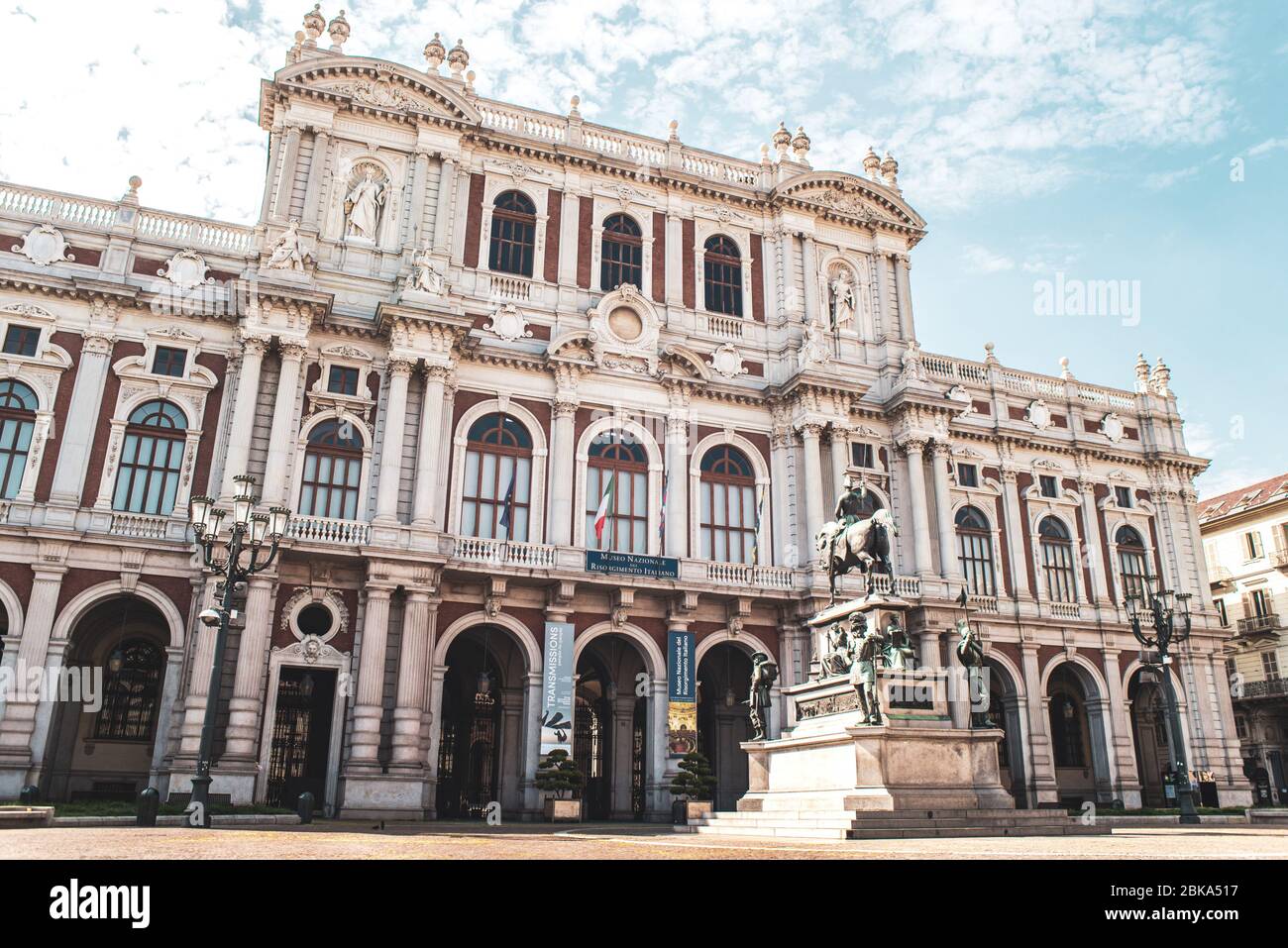 Turin, Italien, 2020. April: Piazza Carlo Alberto (Carlo Alberto Platz) und das Museo del Risorgimento (Renaissance Museum) im Hintergrund - aufgenommen während der Pandemiesperrzeit Covid-19 Stockfoto