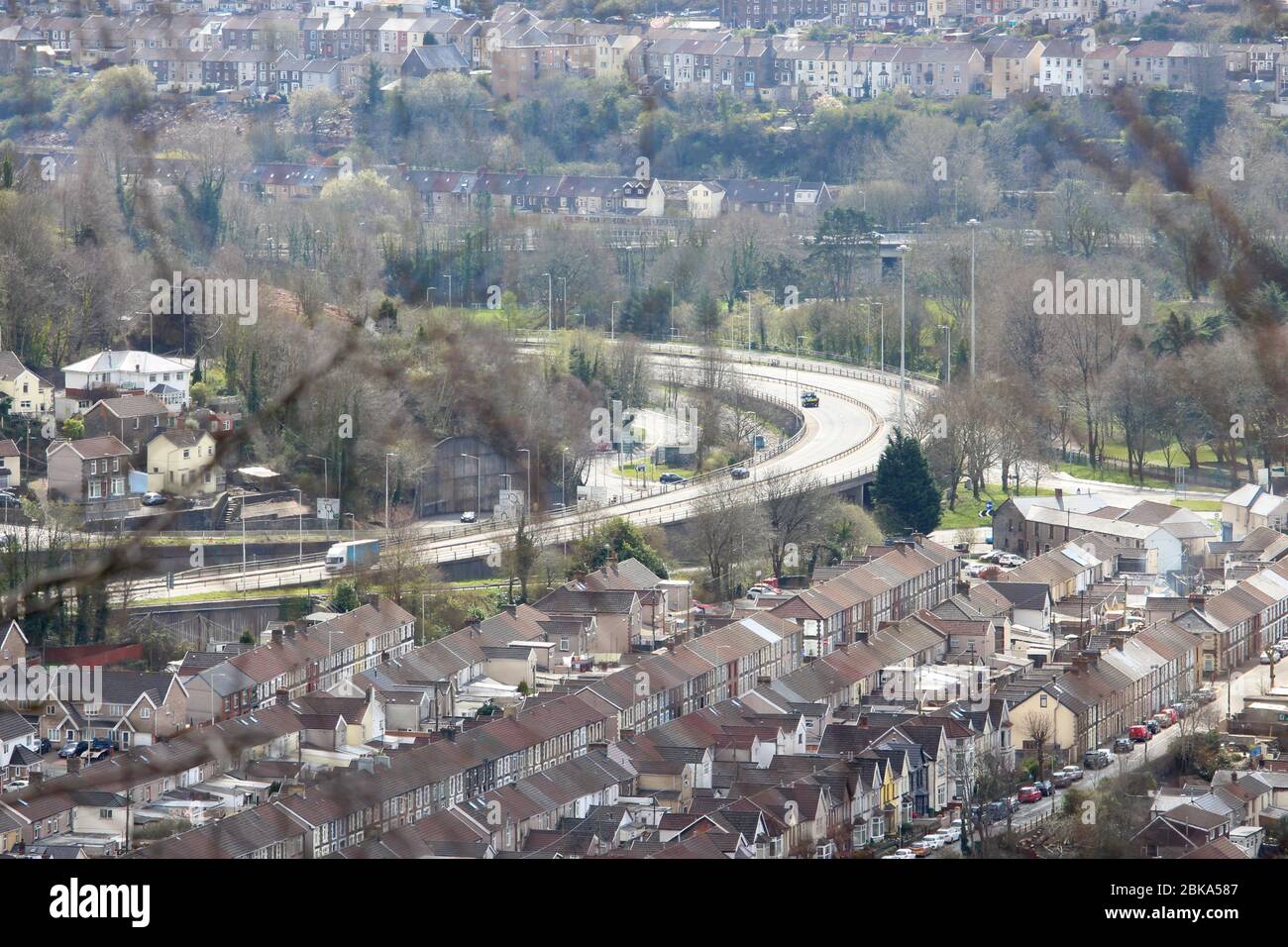 Ein Foto der A470 durch Pontypridd im März 2020 während der Sperrung des Coronavirus. Ruhige Straßen mit kaum Verkehr. Stockfoto