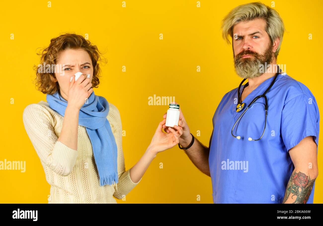 Gesundheit und Menschen. Patient und Arzt halten Pillen. Frau mit laufender Nase bei Krankenschwester Beratung. Apotheke. Coronavirus aus china. Epidemie-Infektion. Für Ihre Immunität. Vorbereitung, um Patienten zu überprüfen Stockfoto