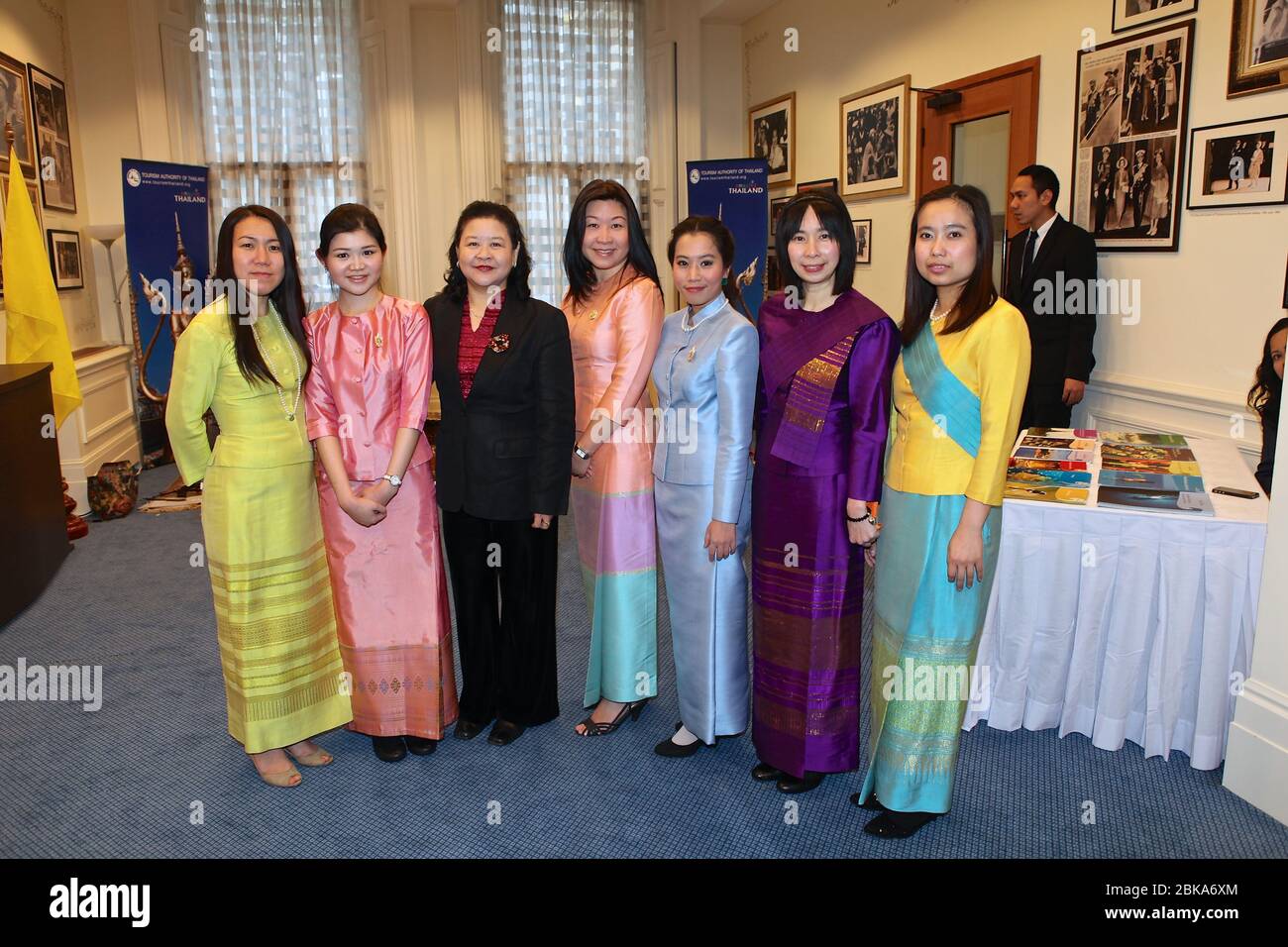 Die Royal Thai Embassy in London hat viele Preisverleihungen und jährliche Veranstaltungen veranstaltet, die es Diplomaten und Botschaftern aus Ländern weltweit ermöglicht haben, sich zu treffen. Es ist auch westliche Freunde, die Teil der thailändischen Gemeinschaften sind eingeladen, in einigen Feier der thailändischen Kultur teilzunehmen und einige wurden für ihre Arbeit und Unterstützung für die thailändische Gemeinschaft in Großbritannien vom thailändischen Botschafter ausgezeichnet.. Die thailändische Botschaft ist geschlossen und kann keine Hilfe oder Visa anbieten, bis die aktuelle COVID 19 Pandemie vorbei ist ... Stockfoto