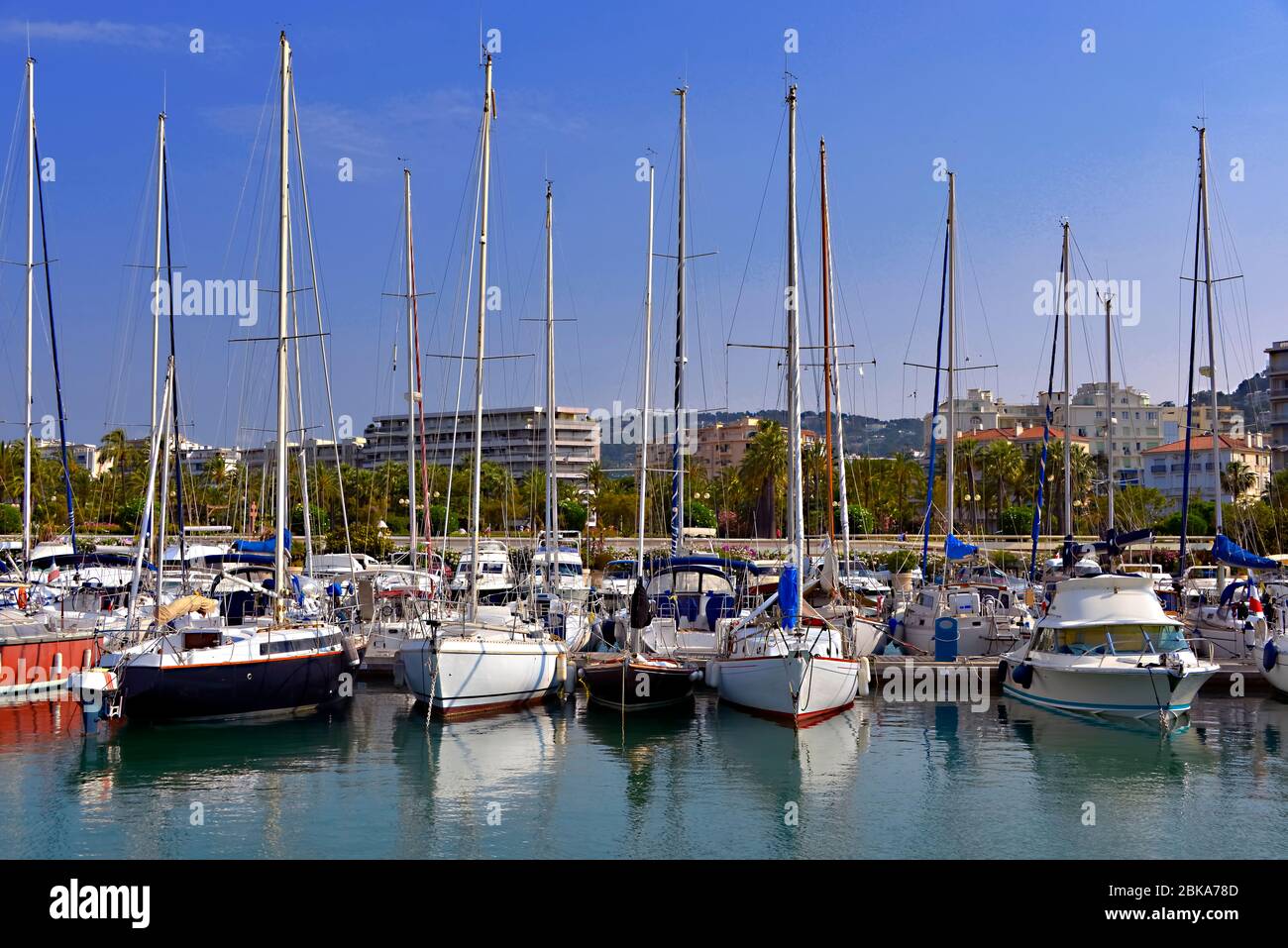 Hafen von Cannes in Frankreich mit Segelboot und Schnellboote, eine Stadt an der französischen Riviera im Departement Alpes-Maritimes Stockfoto