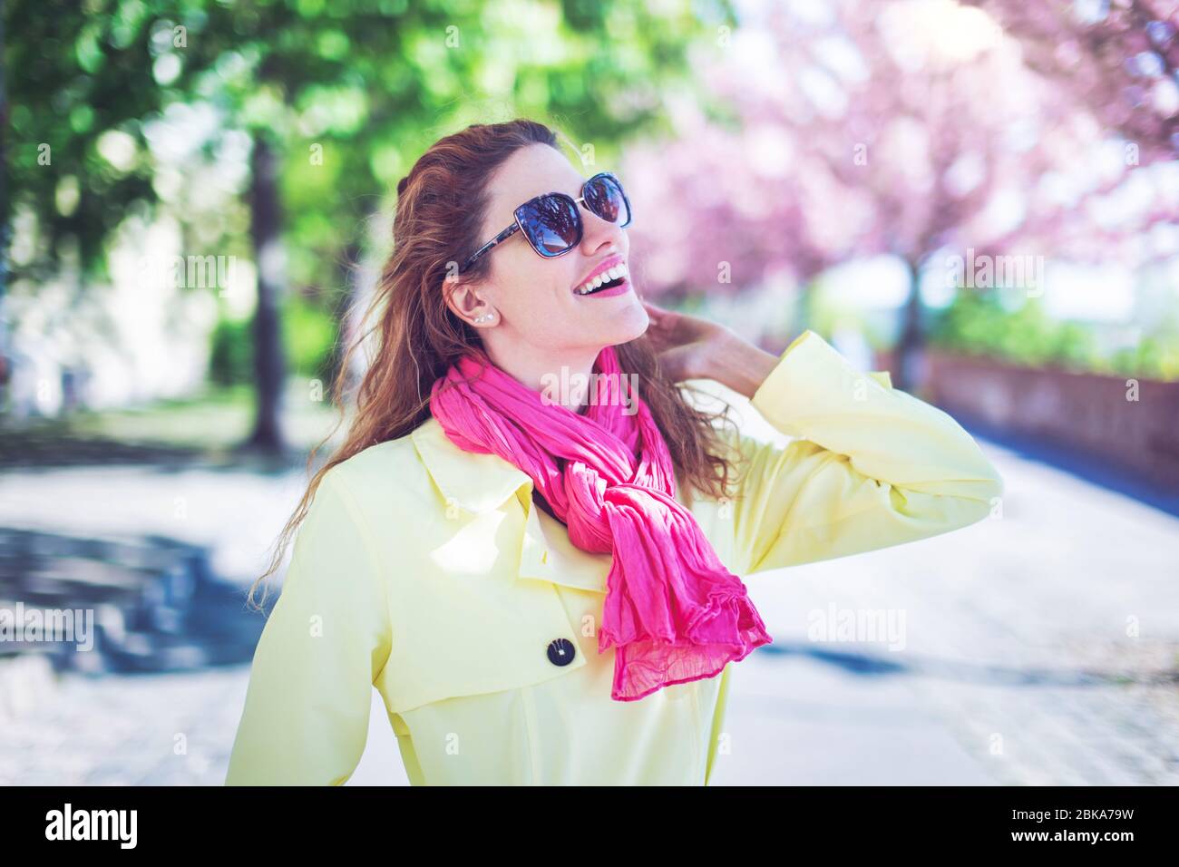 Junge Rotschopf positive Frau durch Spaziergang im Park mit toothy Lächeln erstaunt Stockfoto