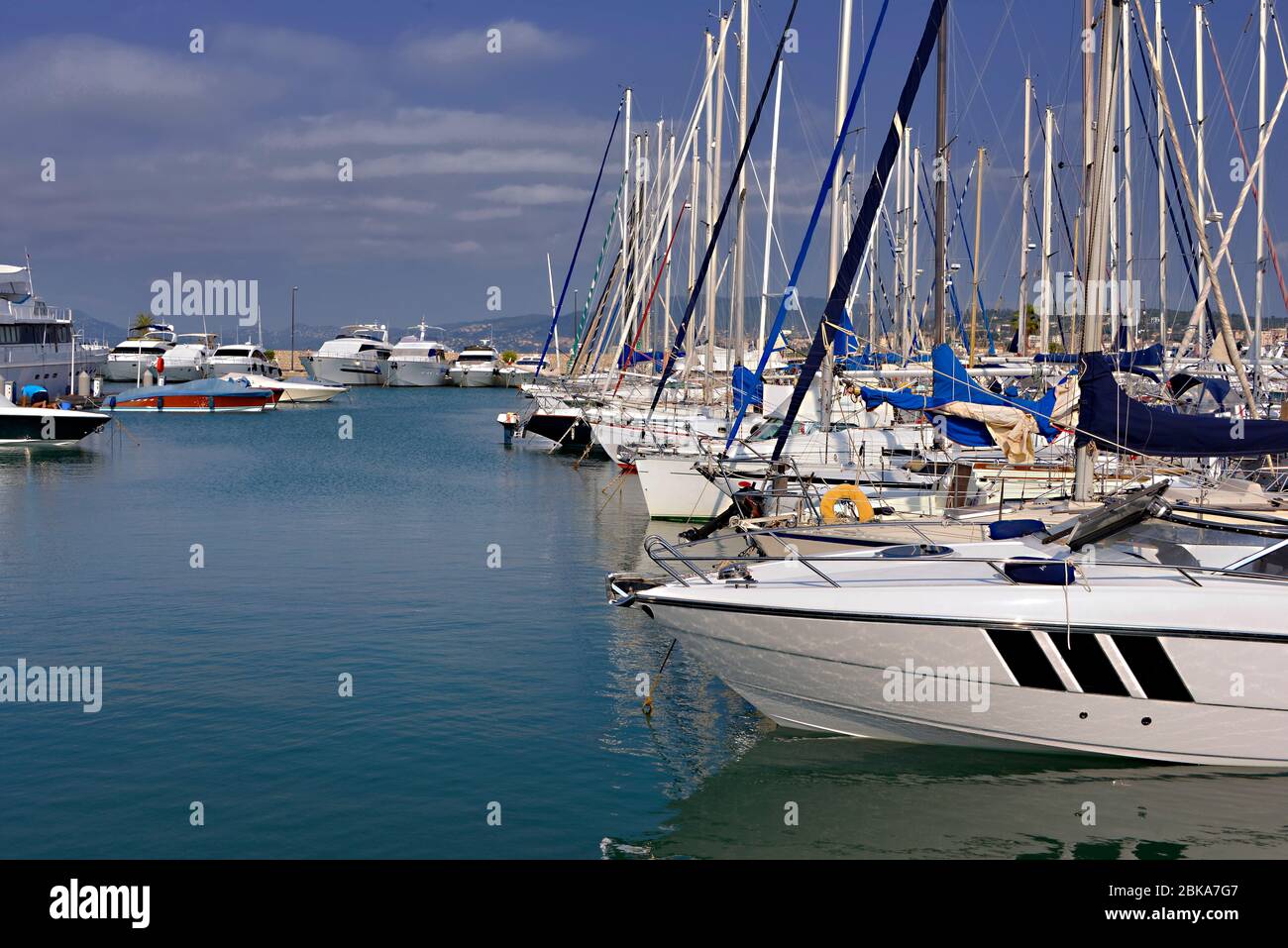 Hafen von Cannes in Frankreich mit Segelboot und Schnellboote, eine Stadt an der französischen Riviera im Departement Alpes-Maritimes Stockfoto