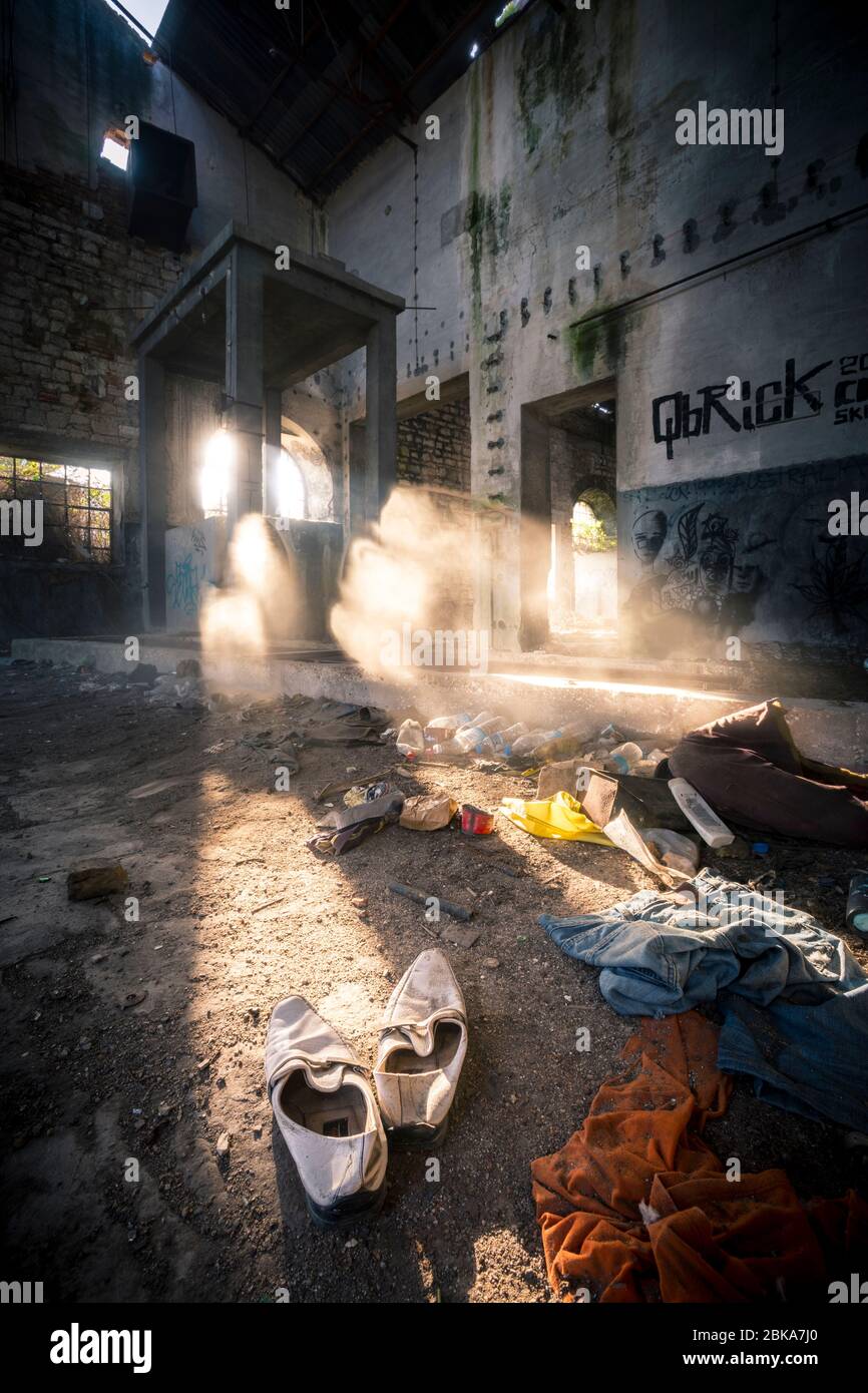 Innenansicht der Ruinen der verlassenen Öl- und Seifenfabrik in Korfu, Griechenland Stockfoto