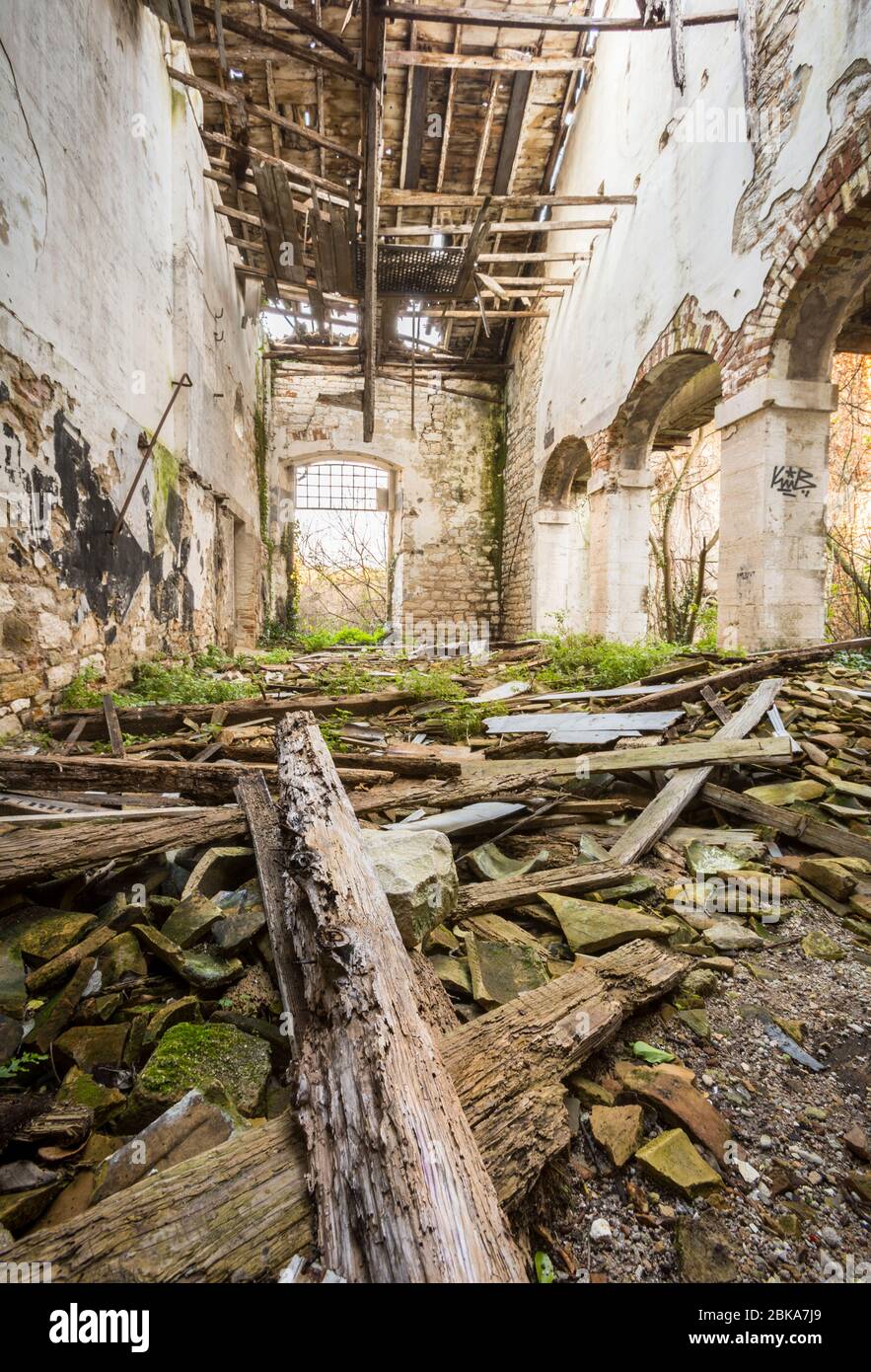 Innenansicht von Holz in den Ruinen der verlassenen Öl- und Seifenfabrik in Korfu, Griechenland Stockfoto