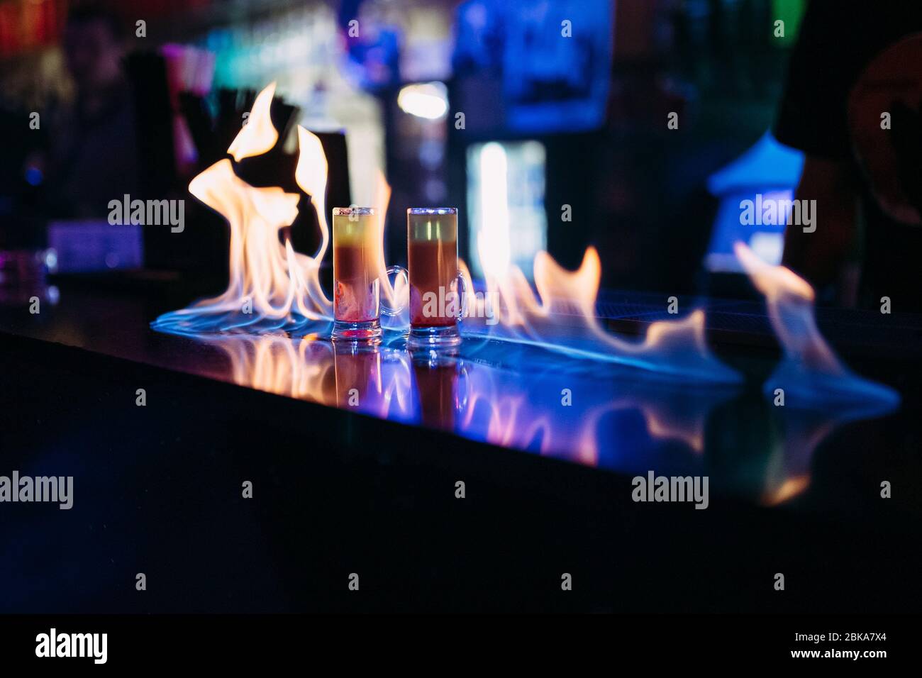 Brennende Cocktails an der Bar Stockfoto