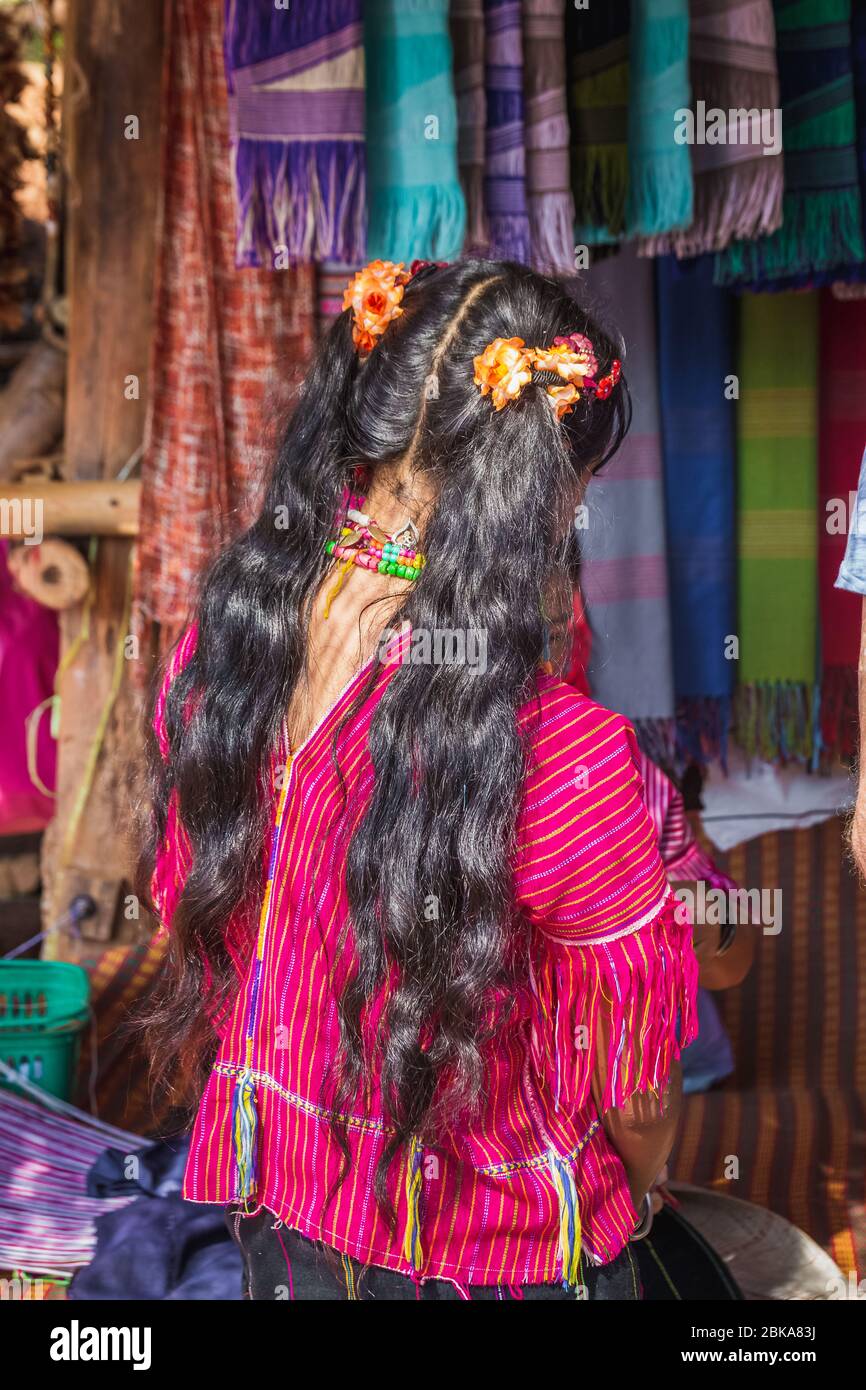 Lange Haare von langhalsigen Karen Frau mit Stammesschmuck und Messingringen am Hals in Chiang Rai, Thailand. Stockfoto