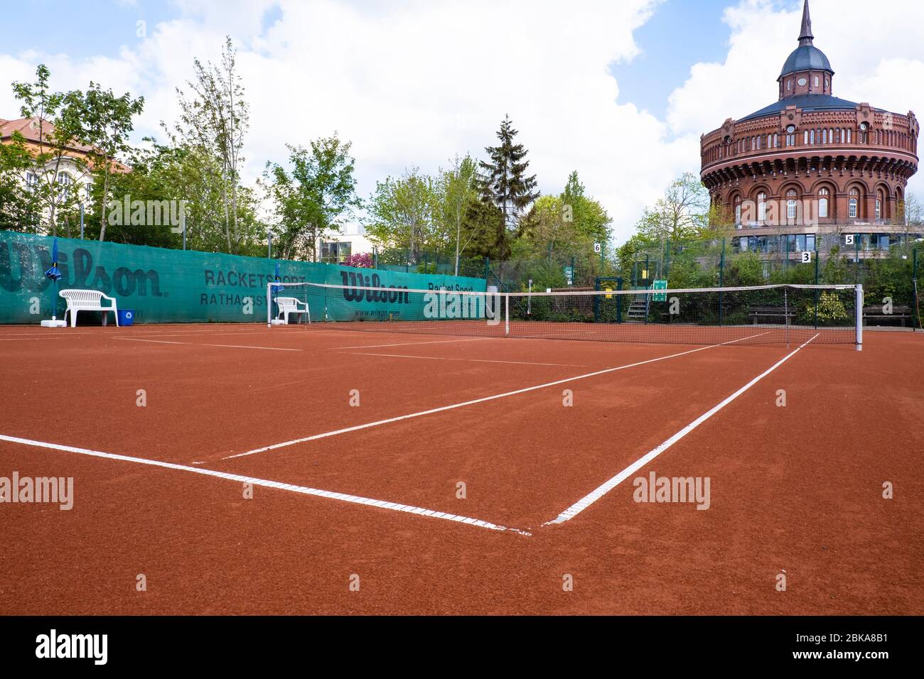 Kiel, Deutschland. Mai 2020. Für den Saisonstart ist ein Tennisplatz im Ravensberger Bezirk vorbereitet. Ab dem 4. Mai 2020 darf in Schleswig-Holstein unter strengen Hygienevorschriften Tennis gespielt werden, zunächst als Einzelspiel. Aufgrund des Kontaktverbots ist jede Form der Begrüßung von Spielern mit physischem Kontakt verboten. Der Mindestabstand von 1.5 Metern muss jederzeit eingehalten werden. Quelle: Frank Molter/dpa/Alamy Live News Stockfoto