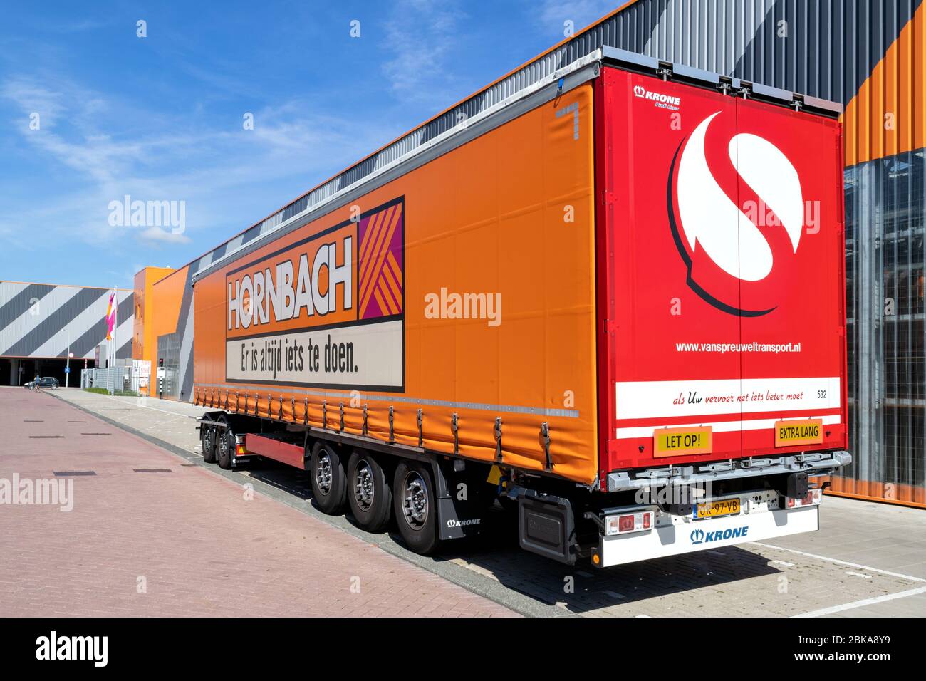 Hornbach gigaliner Anhänger im Baumarkt. Hornbach ist eine deutsche Baumärkte-Kette, die Heimwerkerbedarf und Heimwerkerbedarf anbietet. Stockfoto
