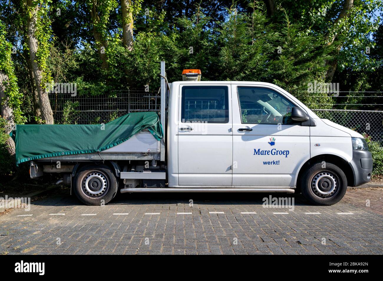 MareGroup Volkswagen Van mit Bordbett. MareGroep N.V ist ein Personalunternehmen mit Sitz in Voorhout, Niederlande. Stockfoto