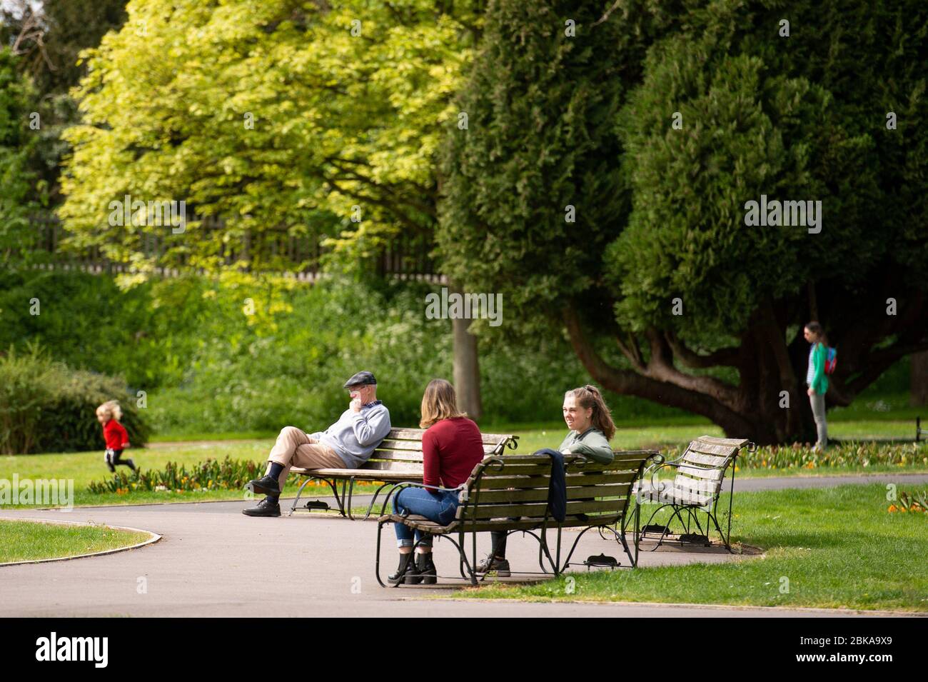 Menschen im St. Nicholas' Park, Warwick, während Großbritannien weiterhin in der Blockierung ist, um die Ausbreitung des Coronavirus einzudämmen. Stockfoto