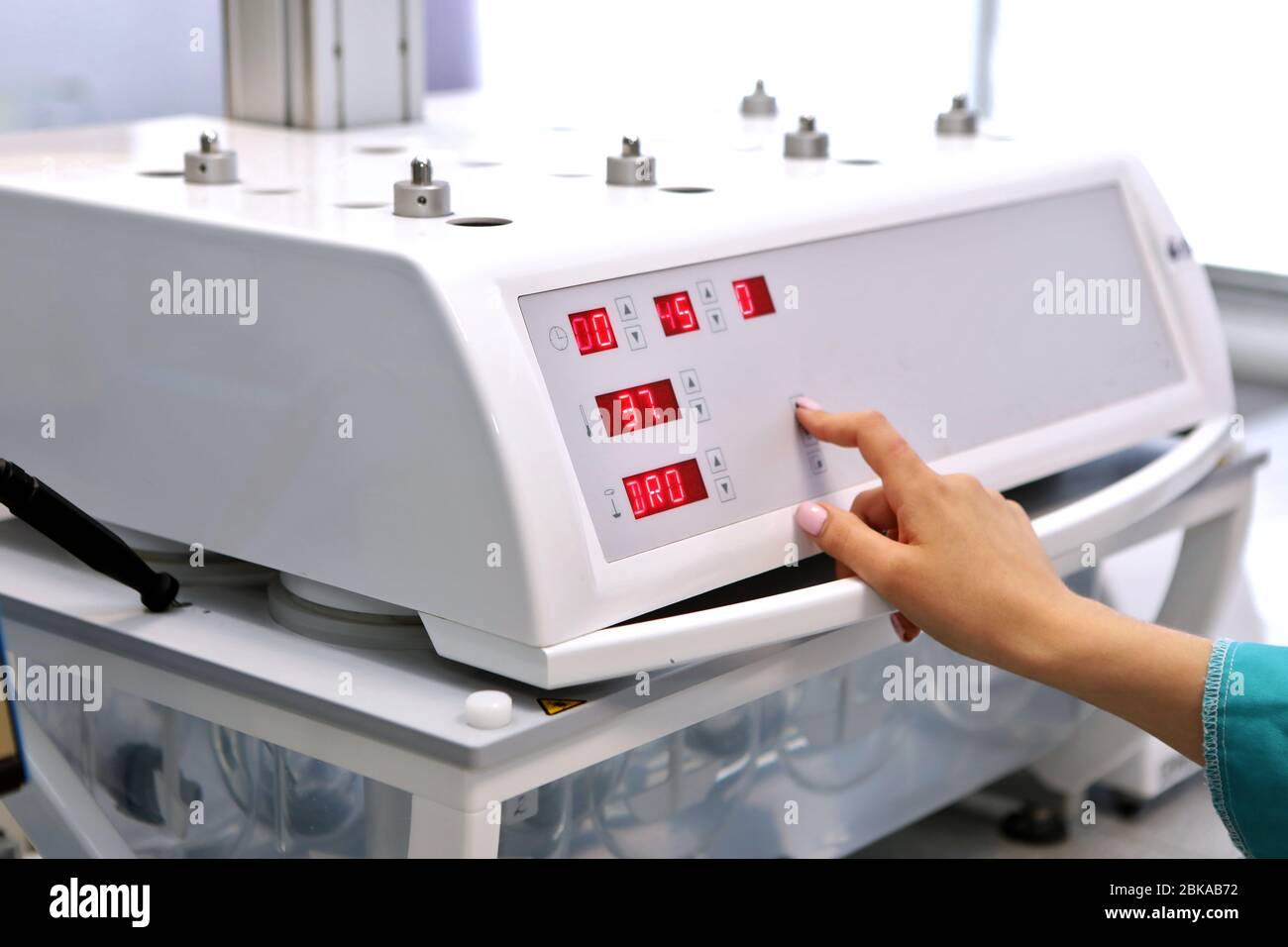 Eine Chemikerin führt Löslichkeitstests von Tabletten und anderen Darreichungsformen durch. Erveka - Wissenschaftliche Forschung Pharmazeutisches Labor. Ein Mann führt Stockfoto