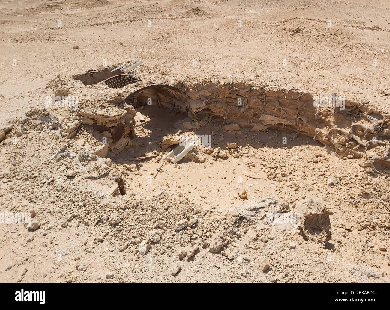 Überreste eines alten verlassenen Militärarmee unterirdischen Bunker Dugout in der Wüste von afrika mit Sandsäcken Stockfoto