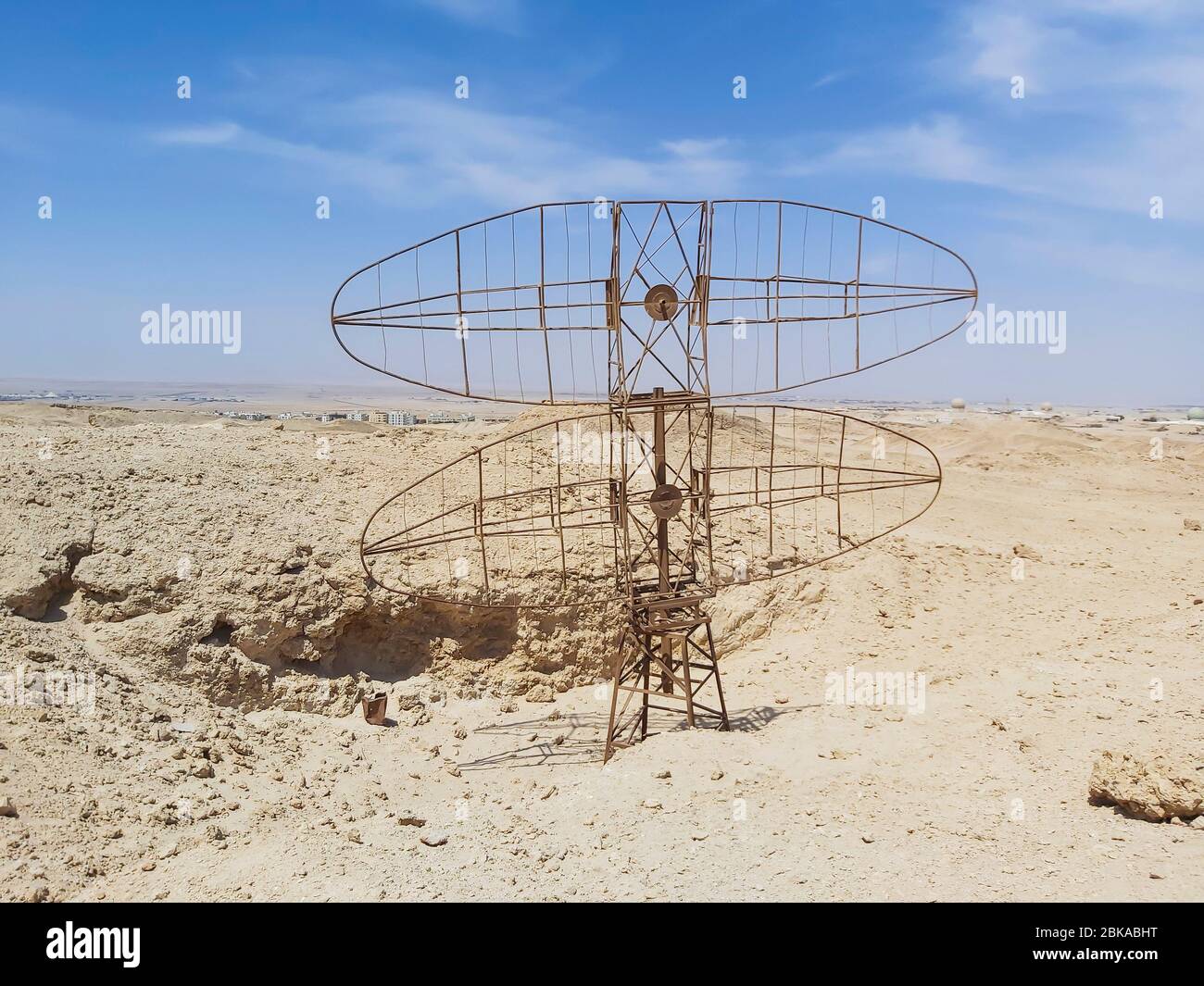 Alte verlassene Militärarmee Radar Antenne Teller auf einem Hügel in abgelegenen Wüstenlandschaft Stockfoto