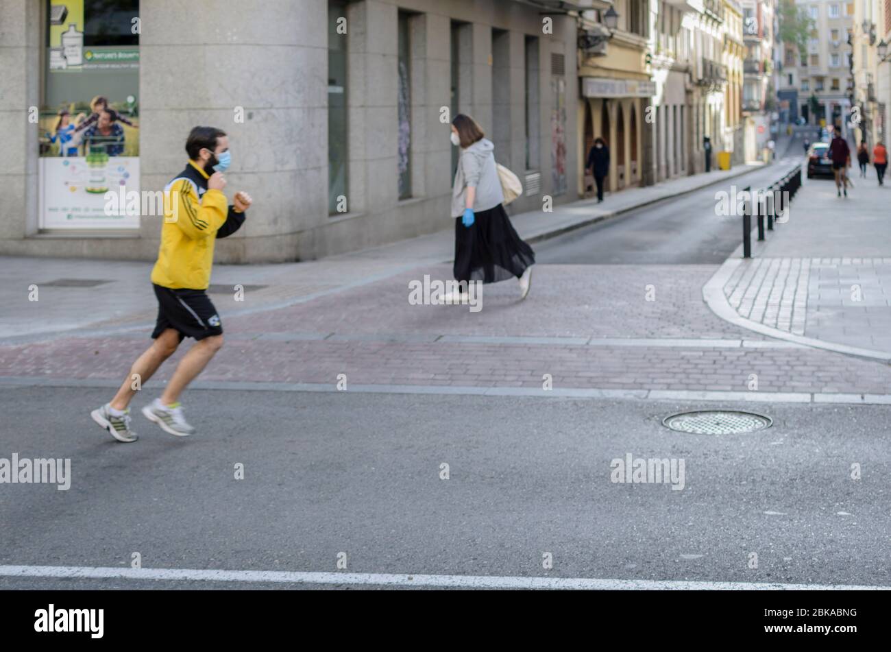 Madrid, Spanien, 2. Mai 2020. Blick auf Fuencarral Straße am ersten Tag der Menschen gehen und Sport üben können aufgrund der Einzäunung von Coronavirus. Mahr Stockfoto