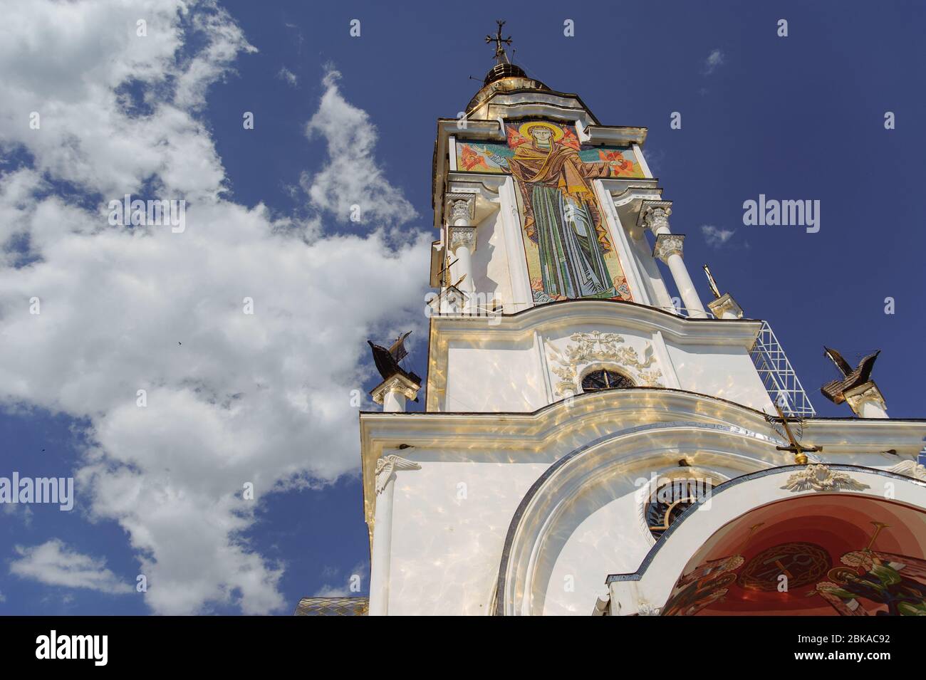 Die Spitze des christlichen Tempels im Hintergrund des Himmels Stockfoto