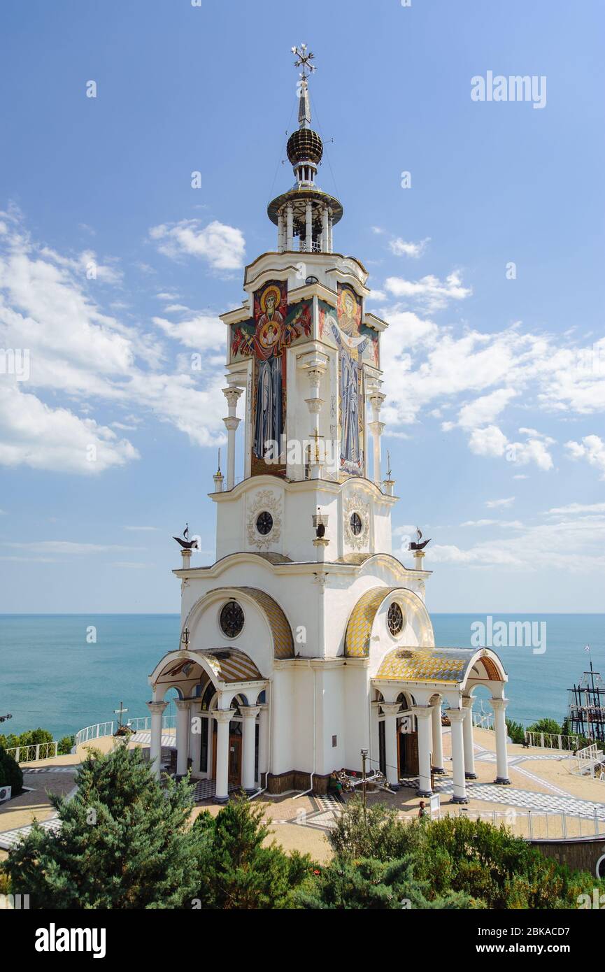 Christlicher Tempel im Hintergrund des Meeres und des Himmels Stockfoto