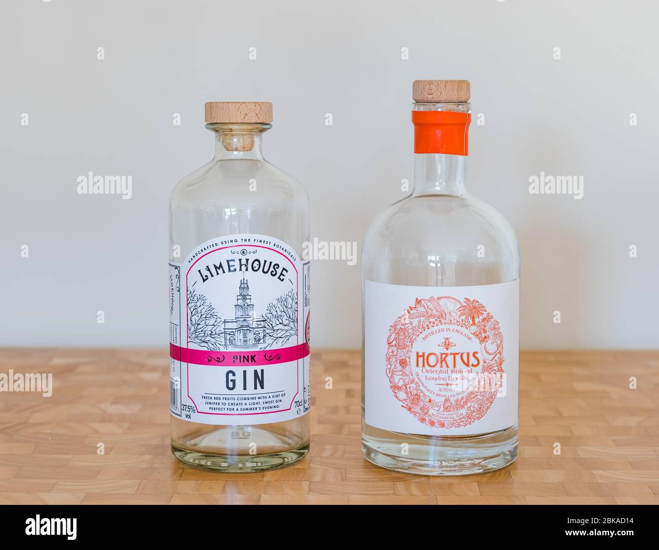 Anzeige von Limehouse Pink Gin und Hortus Oriental Spiced London Dry Gin Flaschen Stockfoto