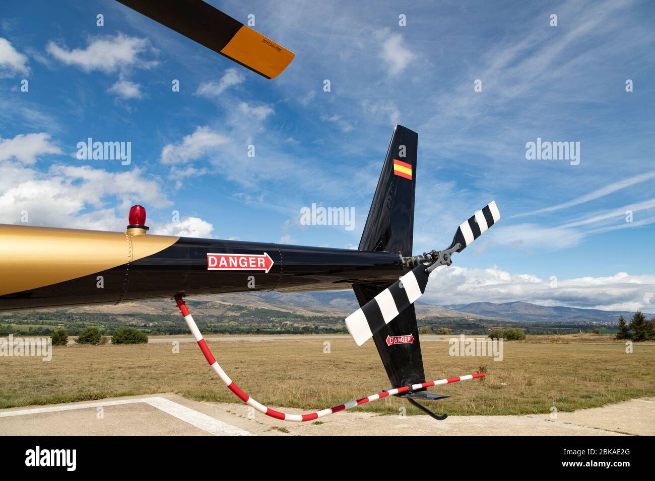 Hubschrauberschwanz am Flughafen Puigcerdà, Provinz Gerona, Spanien Stockfoto