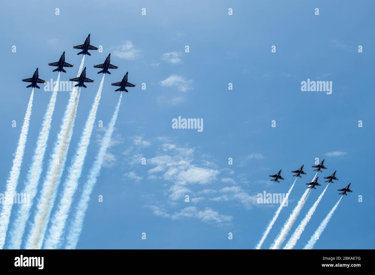 Washington DC, USA. Mai 2020. DIE US Navy Blue Angels und die US Air Force Thunderbirds fliegen über die National Mall in Washington DC. Die Überfliege war, die Beschäftigten im Gesundheitswesen an der Front der Covid-19-Pandemie zu erkennen. Quelle: Robert Blakley/Alamy Live News Stockfoto