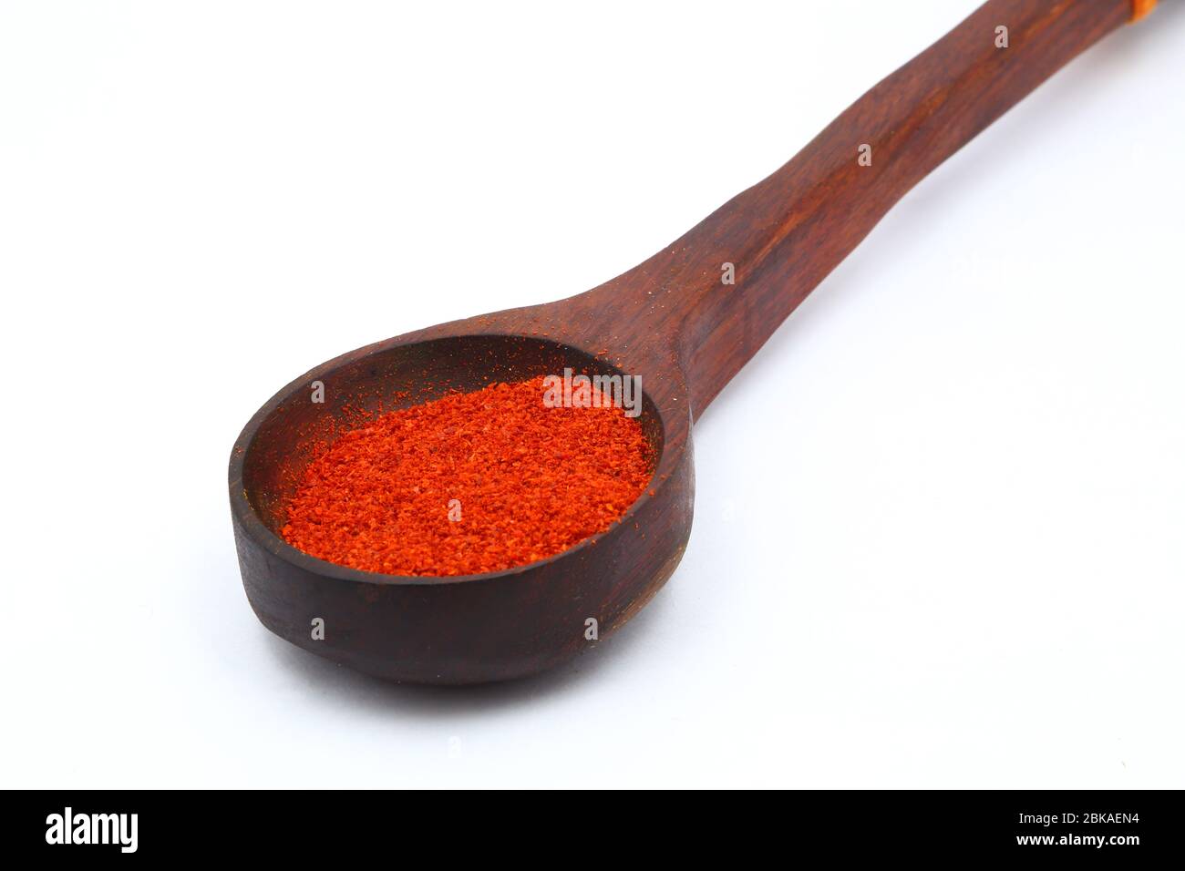 Rotes Chilipulver in einem hölzernen Tischlöffel Stockfoto