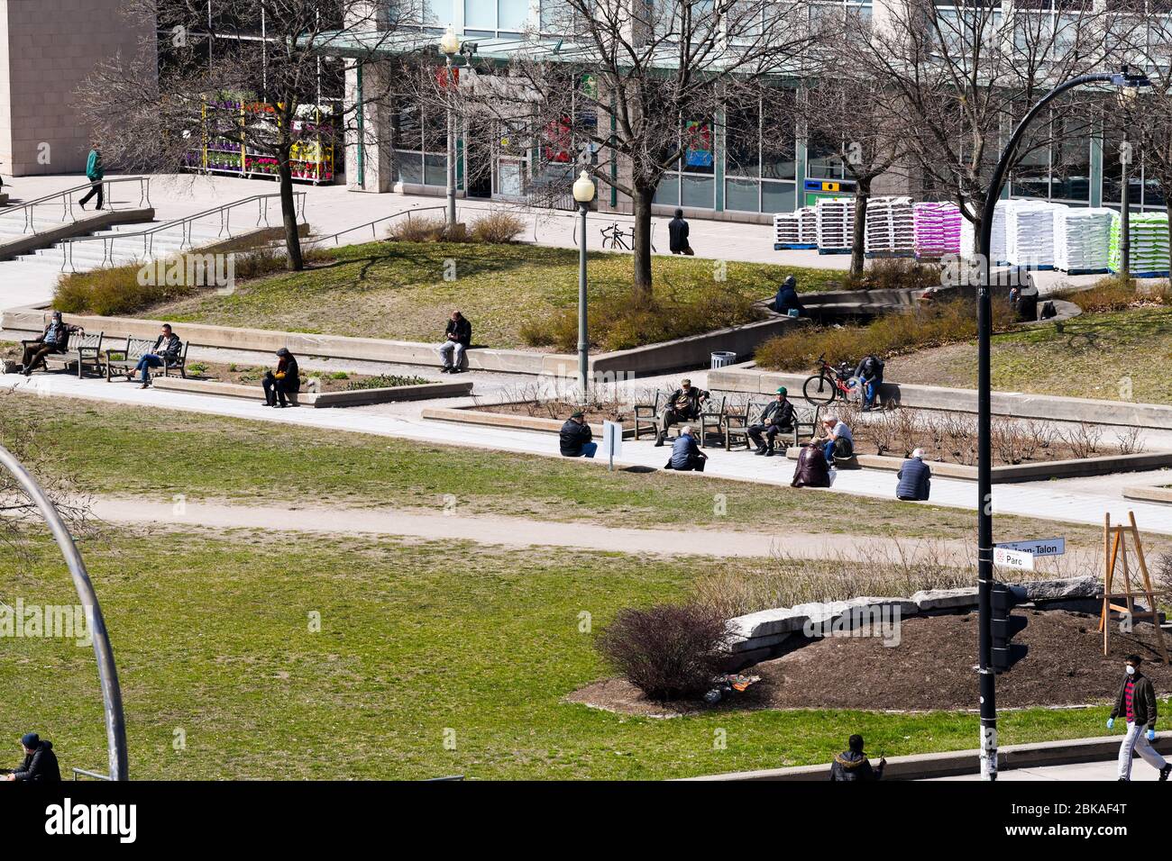 Menschen sitzen auf einem Platz üben körperliche Distanzierung, Coronavirus-Epidemie, Montreal Kanada Stockfoto