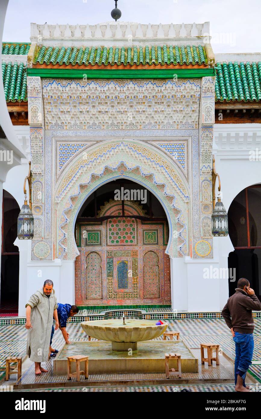 Fes, Marokko - 20. November 2014: Unbekannte Personen im Hof von al Quaraouiyine - aka Karaouine, Moschee und Universität in Medina Stockfoto