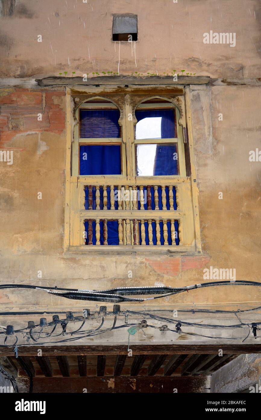 Marokko, altes Fenster und Art der Stromverkabelung Stockfoto