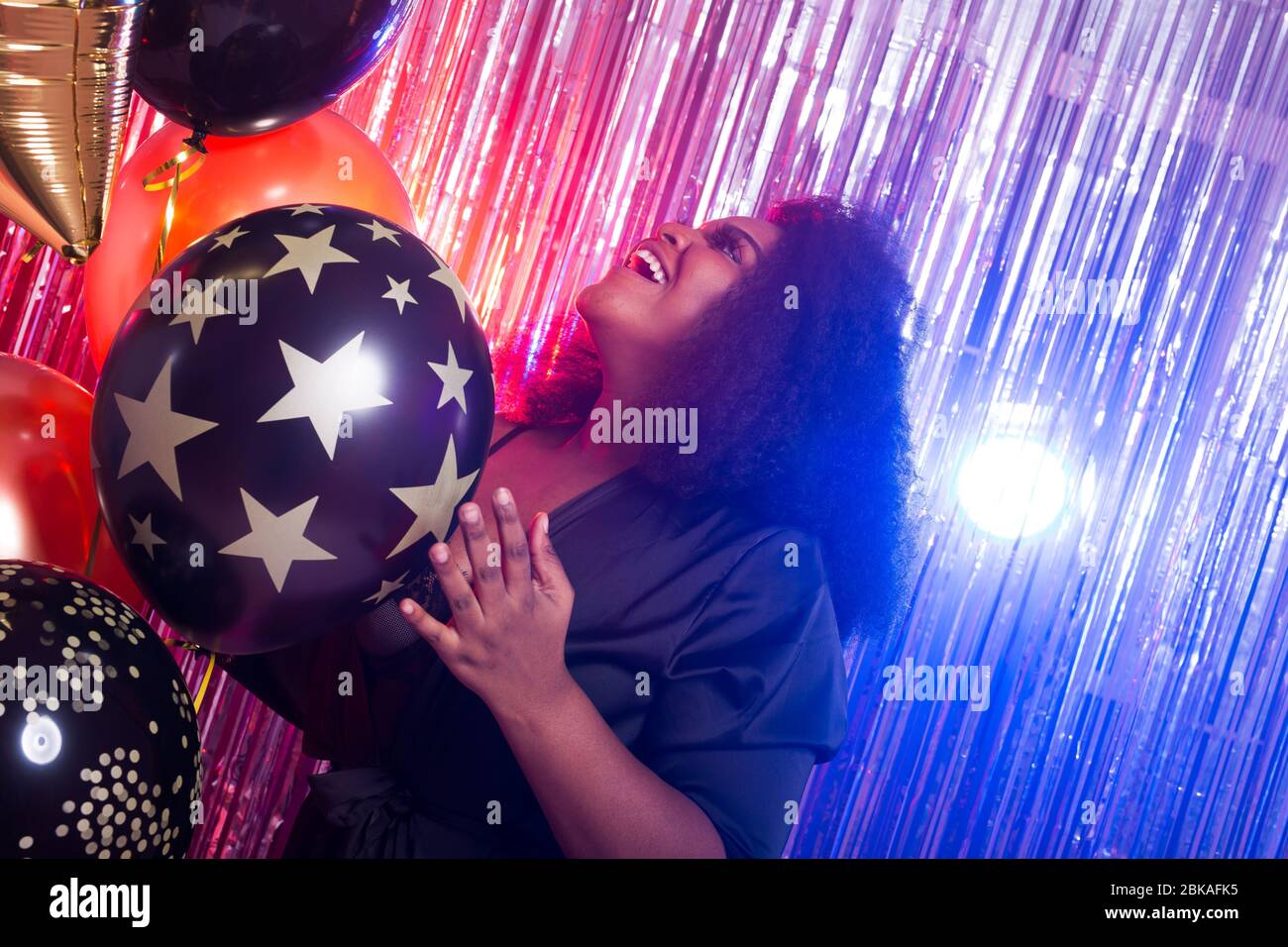 Schöne schwarze Frau genießen eine Party-Lifestyle. Geburtstagsfeier, Clubbing und Urlaub Konzept. Stockfoto