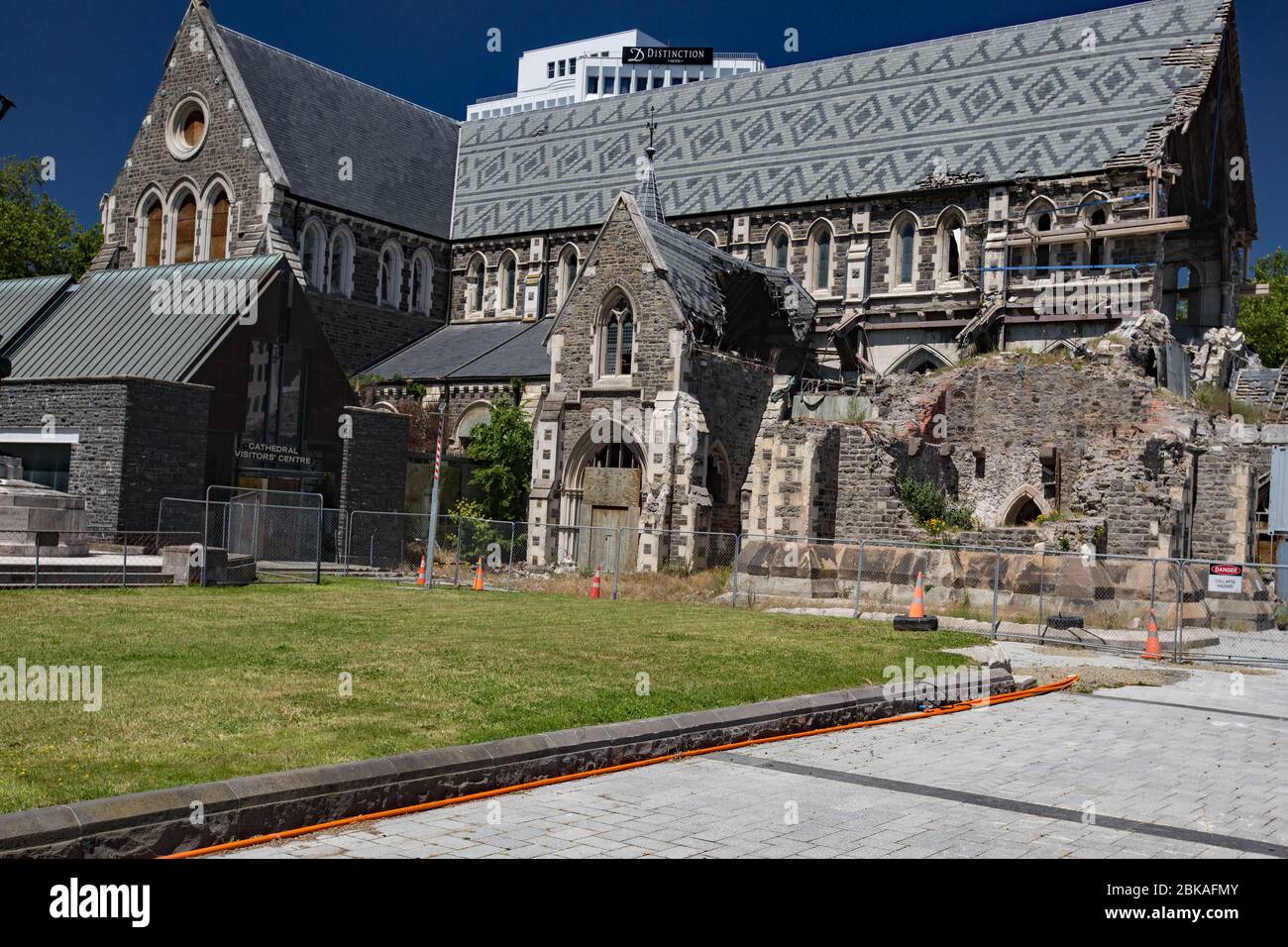 Christchurch NZ Gebäude nach dem Erdbeben im Februar 2011, aufgenommen Ende 2019. Schutzbarrieren bleiben bestehen, während sich die Stadt neu entwickelt Stockfoto