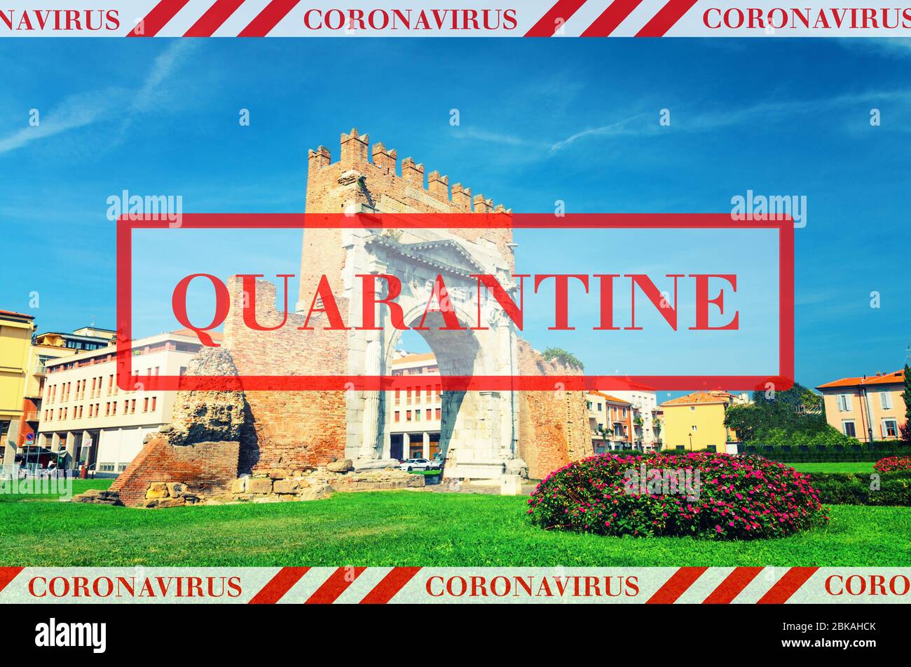 Quarantäne in Italien. Rimini alten Steintor Arch des Augustus. Kein Reise- und Sperrkonzept. Coronavirus Ausbruch Covid-19 Pandemie Konzept. Urlaub storniert. Gelbes schwarzes Klebeband. Stockfoto