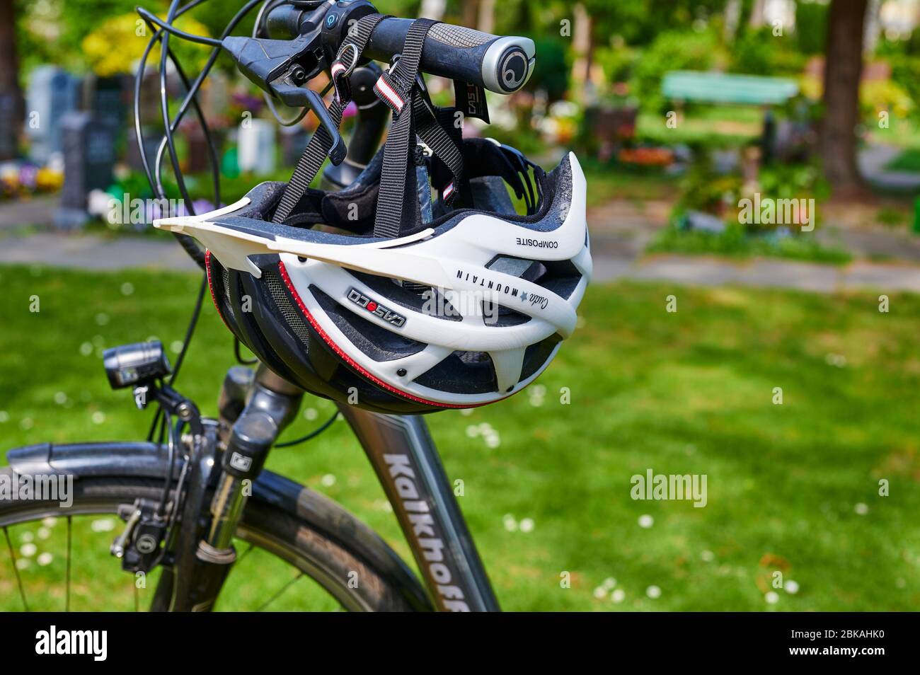Berlin, Deutschland - 28. April 2020: Foto eines Fahrradhelms, der über einem Fahrradlenker aufgehängt wurde. Stockfoto