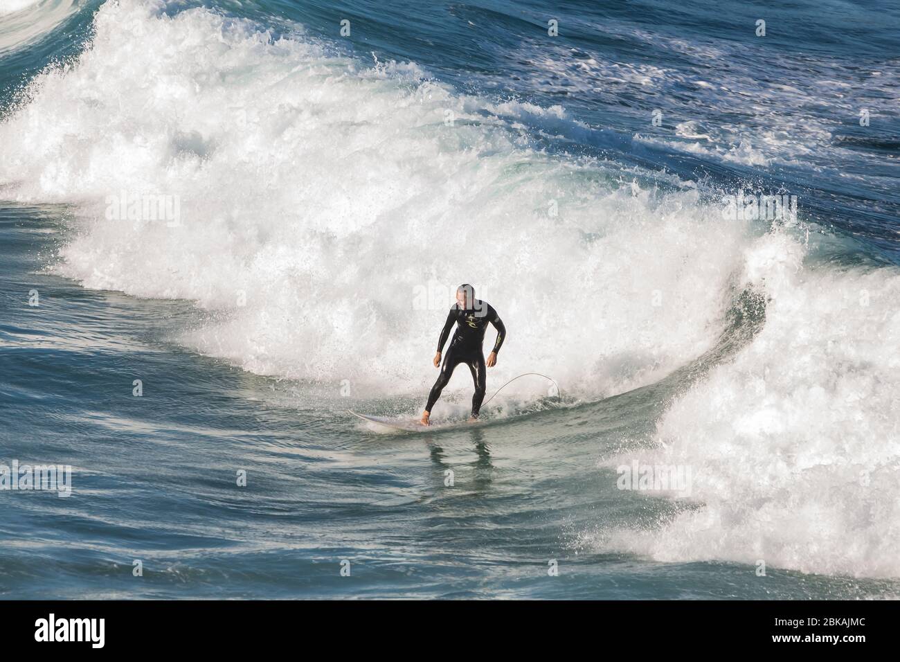Sydney, Australien. Sonntag, 3. Mai 2020. Surfer am Bronte Beach in Sydneys östlichen Vororten.der Strand ist jetzt für Surfer und Schwimmer geöffnet, aber aufgrund der COVID-19 Pandemie ist kein Sitzen oder Sonnenbaden erlaubt. Credit Paul Lovelace/Alamy Live News Stockfoto