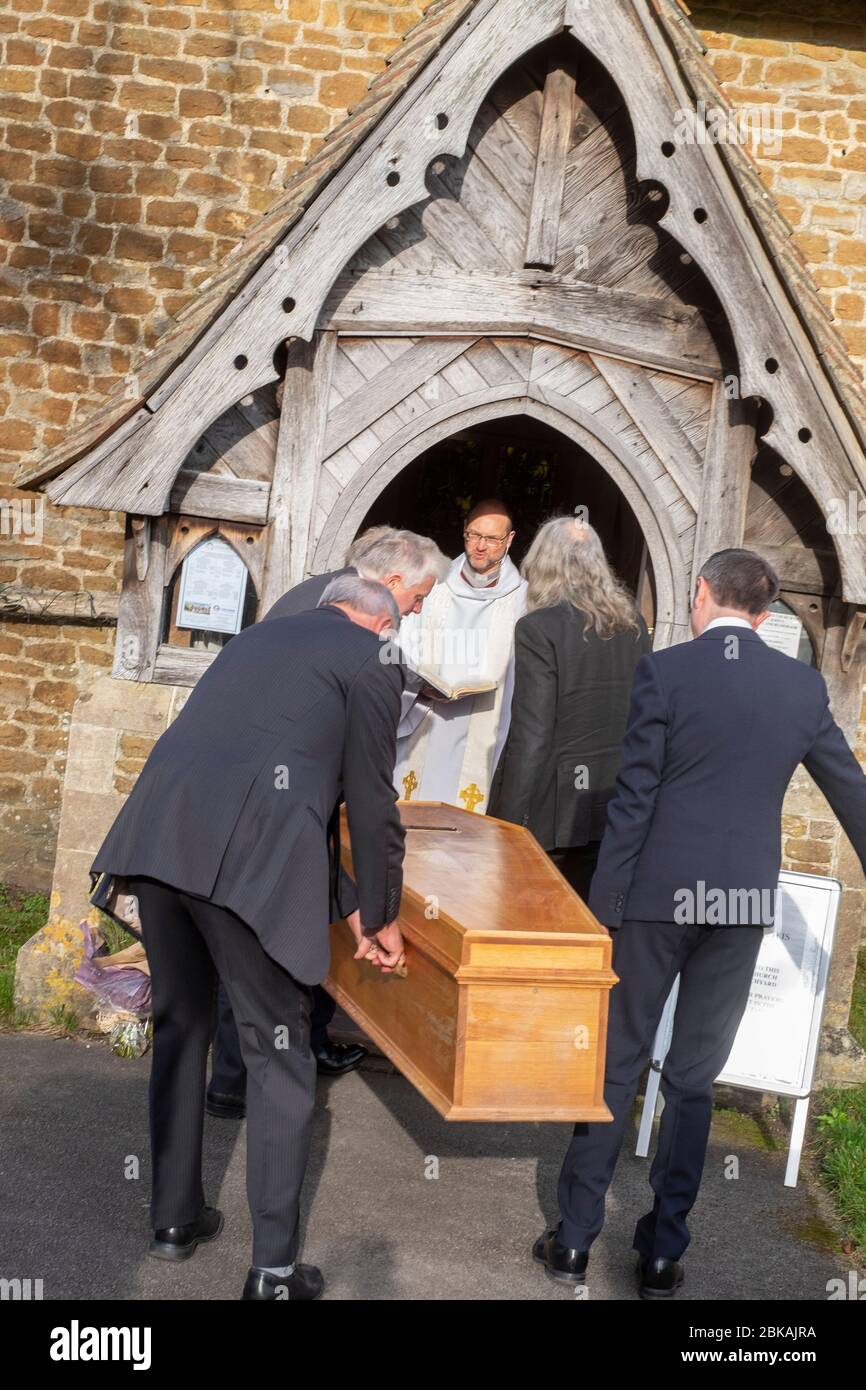 Beerdigung in einer ländlichen Kirche im südlichen Großbritannien Februar 2020 Stockfoto